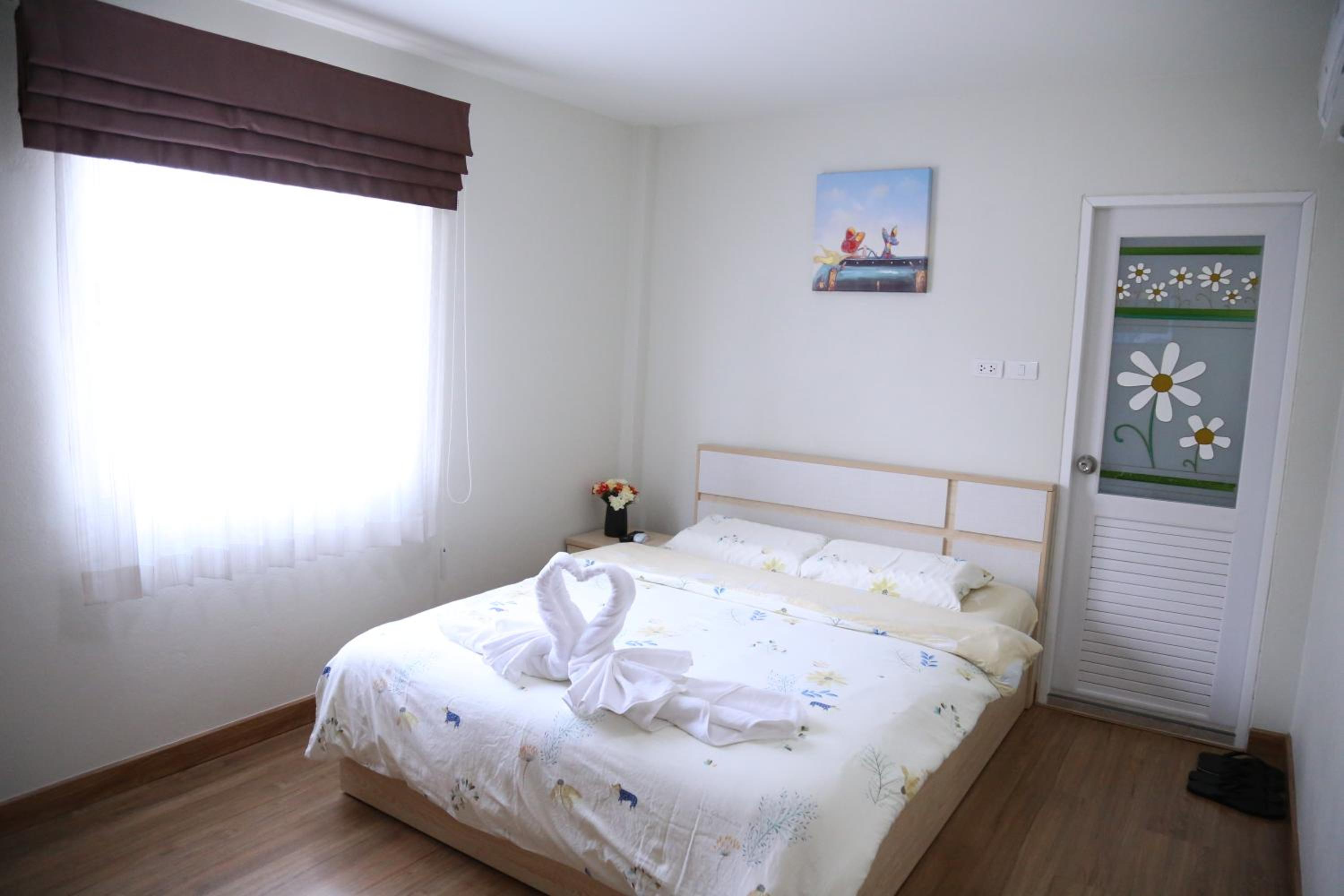 Queen Room photo 2