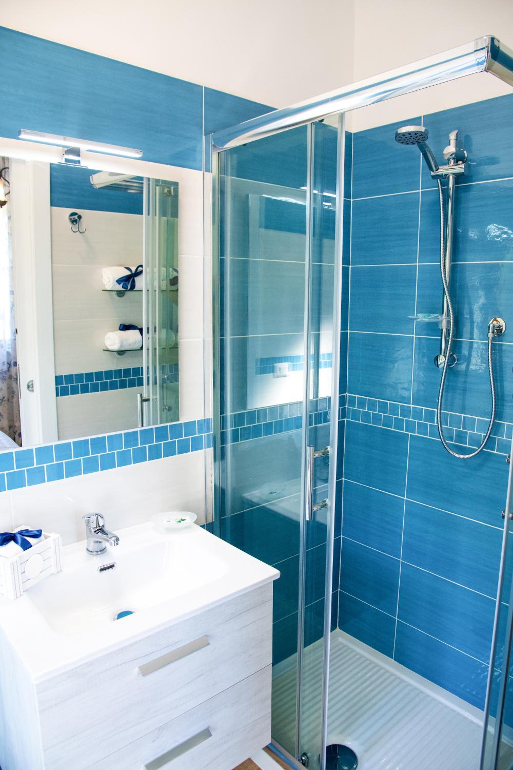 Double or Twin Room with Private Bathroom - Photo 3