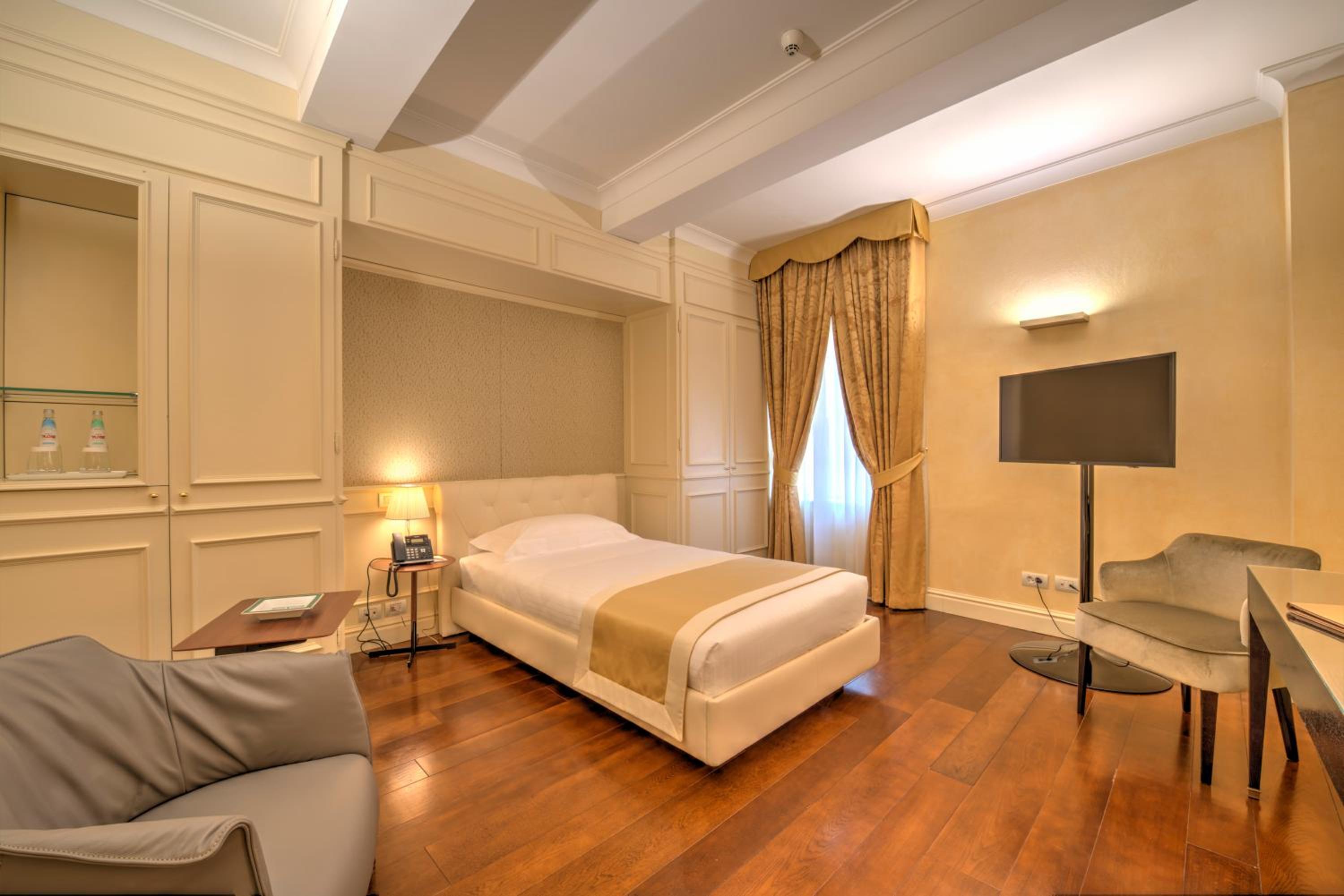 Single Room photo 2