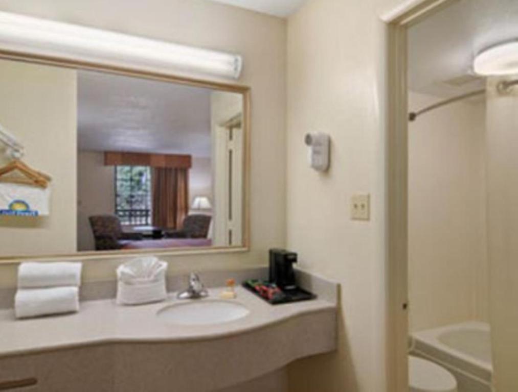 Queen Room with Two Queen Beds - Smoking - Photo 11