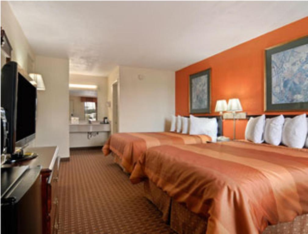 Queen Room with Two Queen Beds - Smoking - Photo 10