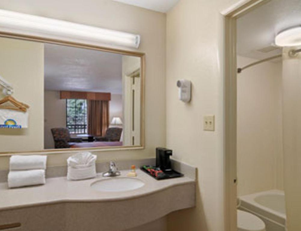 King Room -Smoking - Photo 13