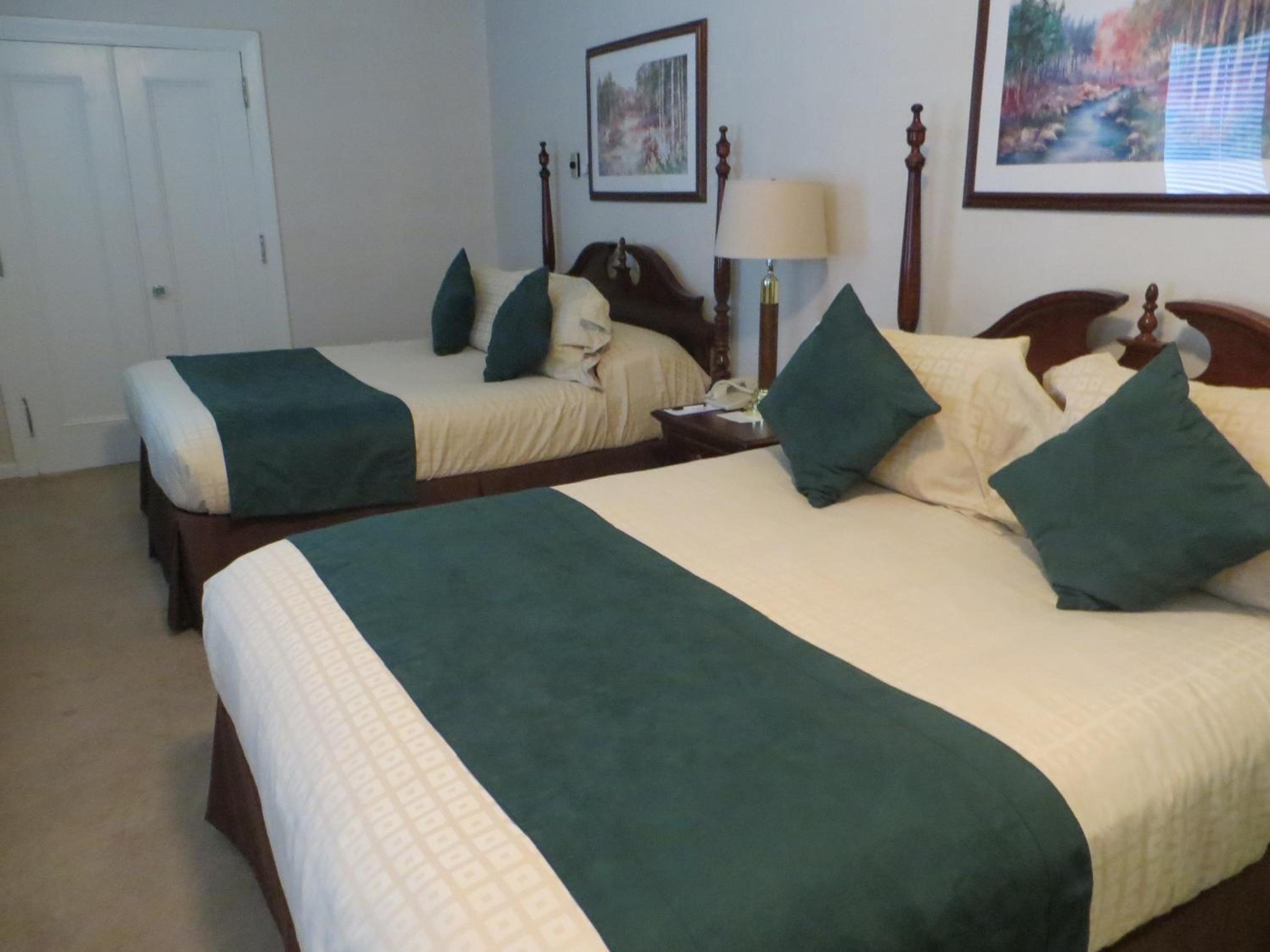 Queen Room with Two Queen Beds - Non-Smoking photo 2
