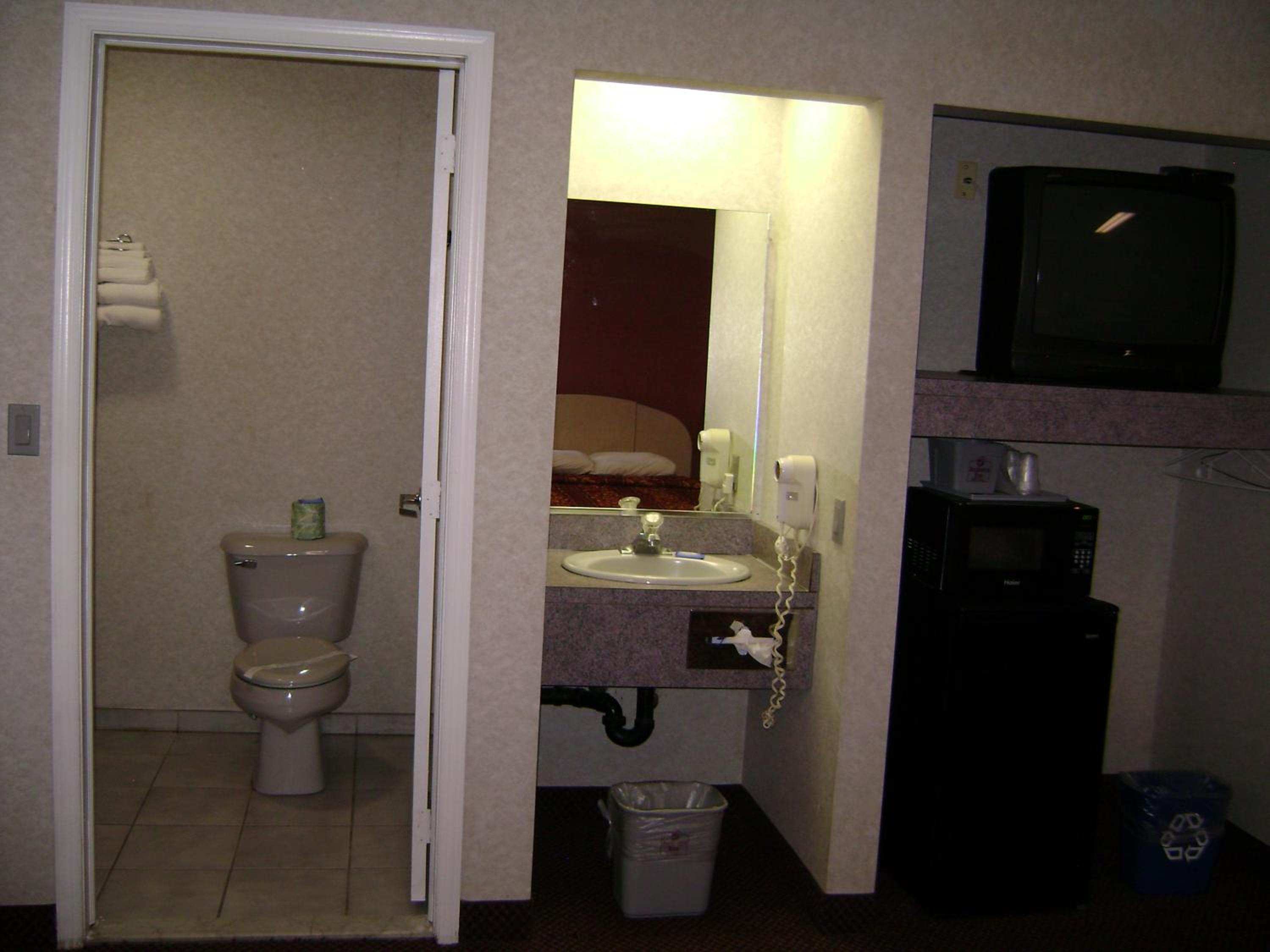 Queen Room with Two Queen Beds - Smoking photo 2