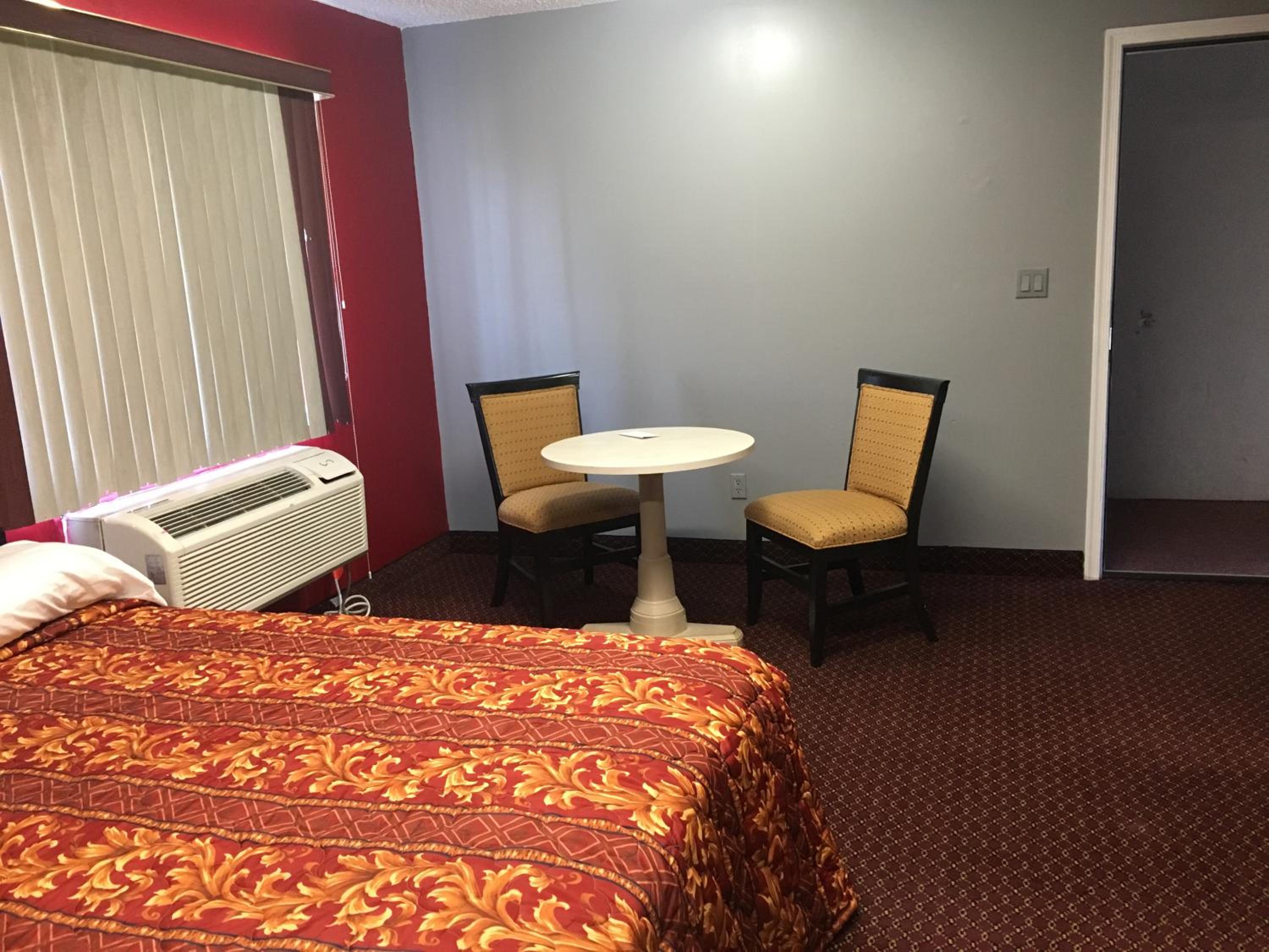 Queen Room with Two Queen Beds - Non-Smoking photo 3