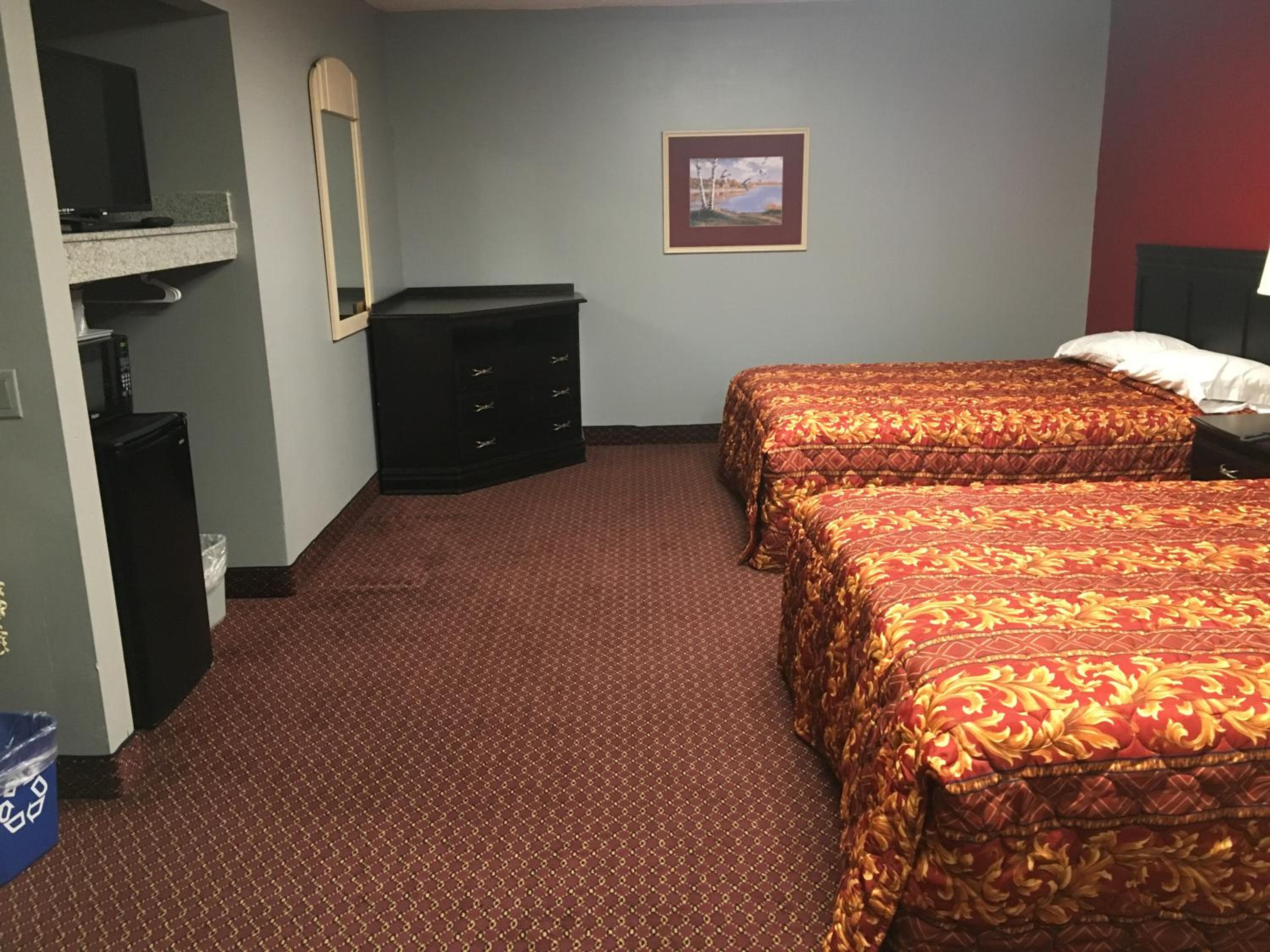 Queen Room with Two Queen Beds - Smoking photo 1