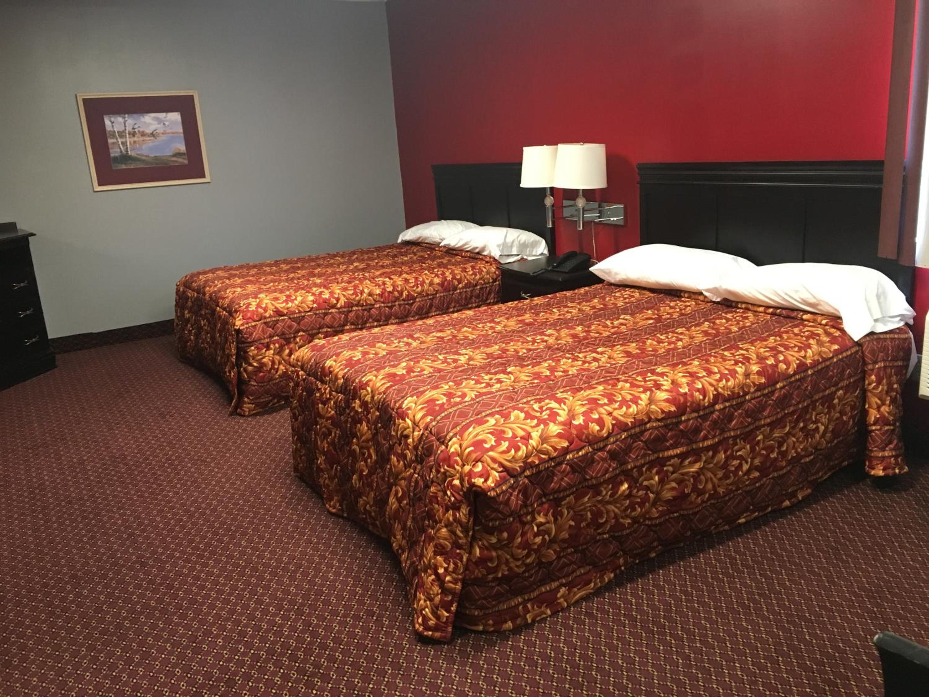 Queen Room with Two Queen Beds - Non-Smoking photo 2