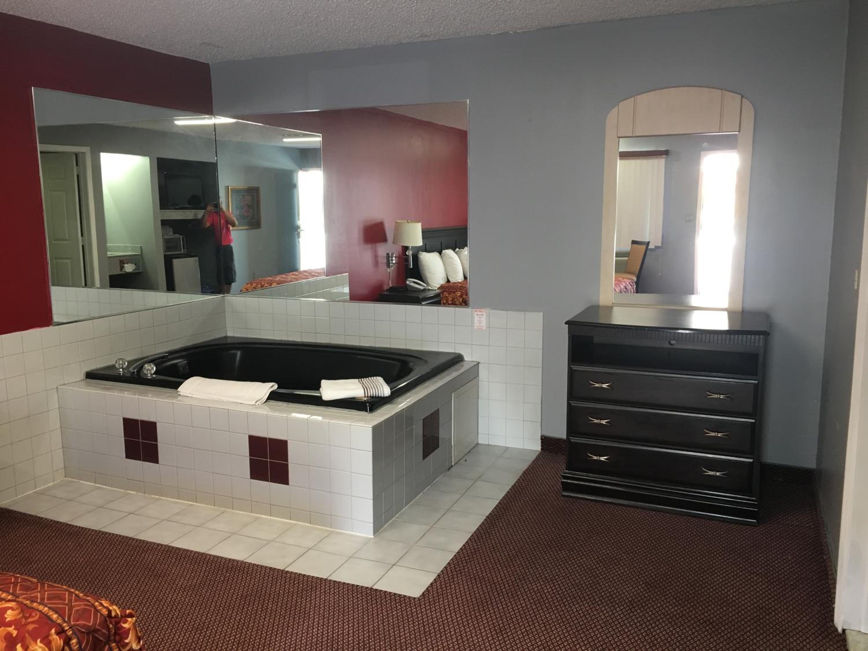 King Room with Spa Bath - Smoking photo 2