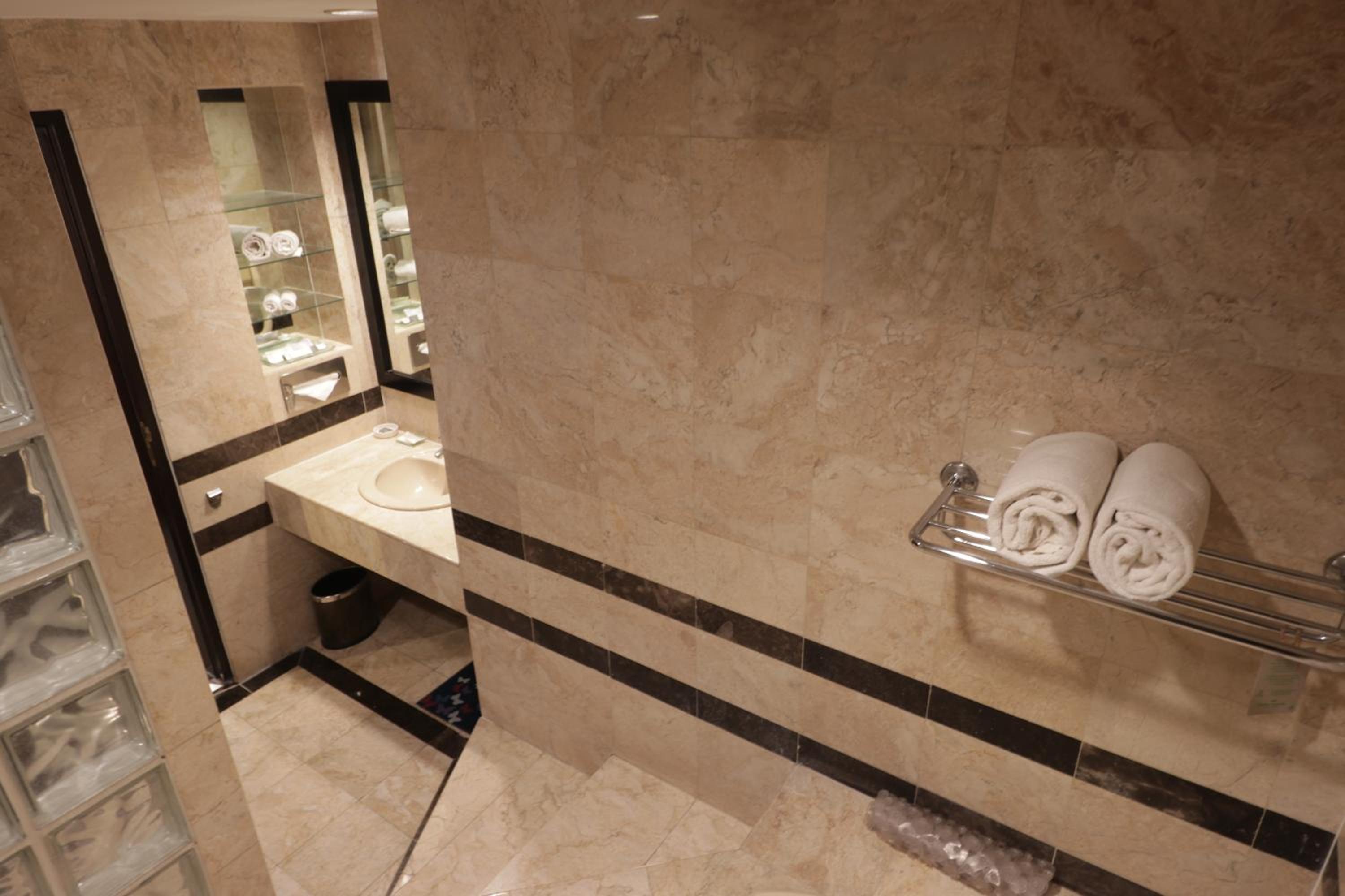 Deluxe Suite - Photo 2