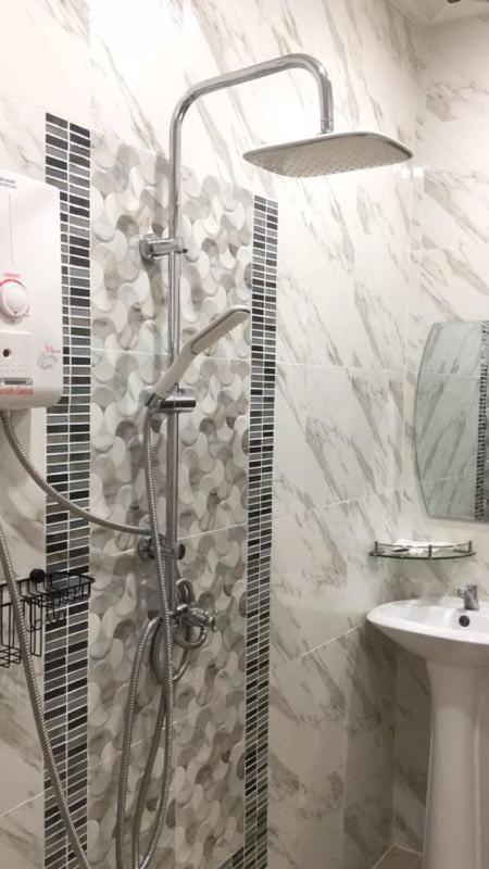 Deluxe Room (2 Adults + 1 Child) - Photo 4