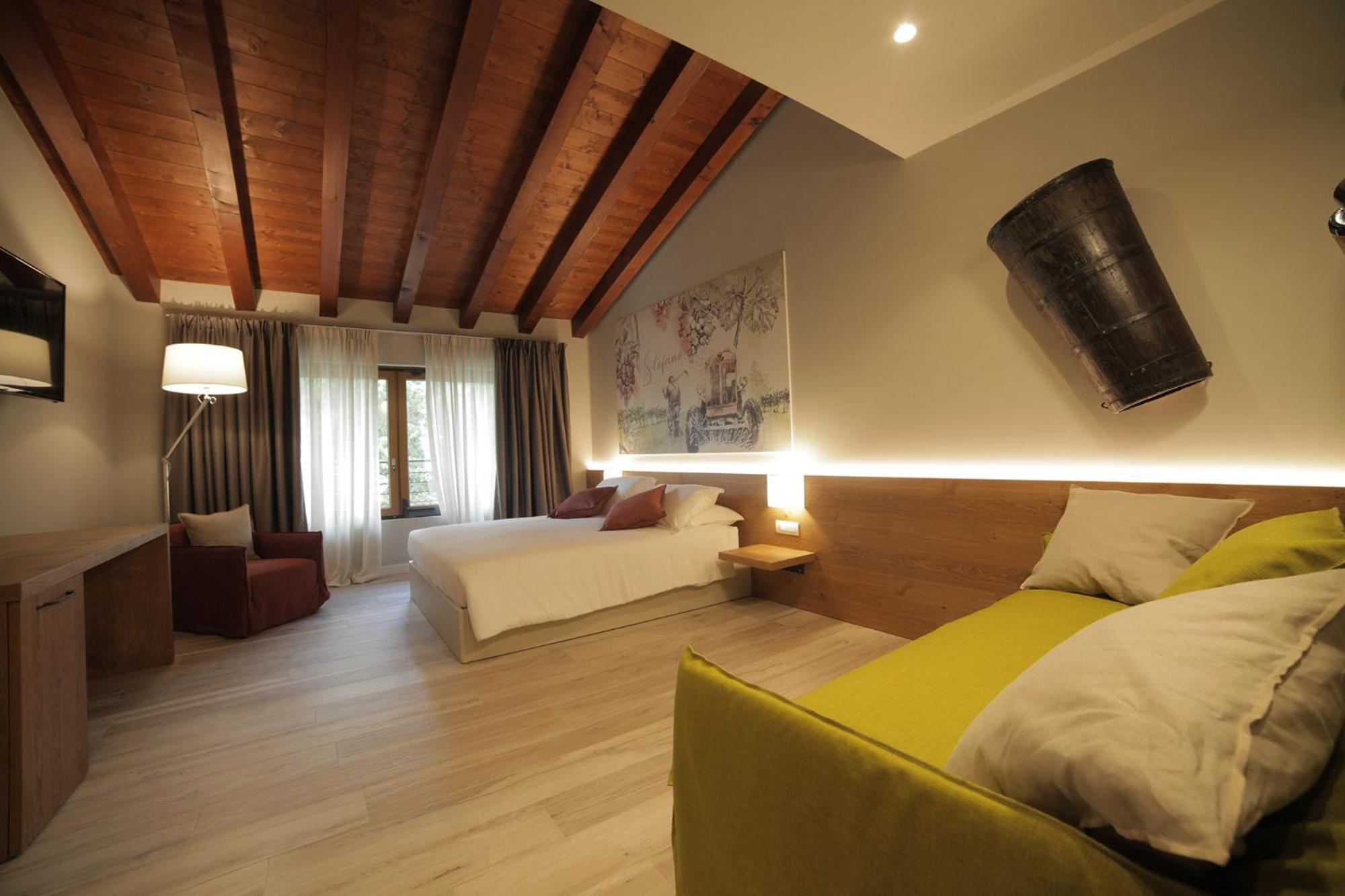 Deluxe King Suite photo 2