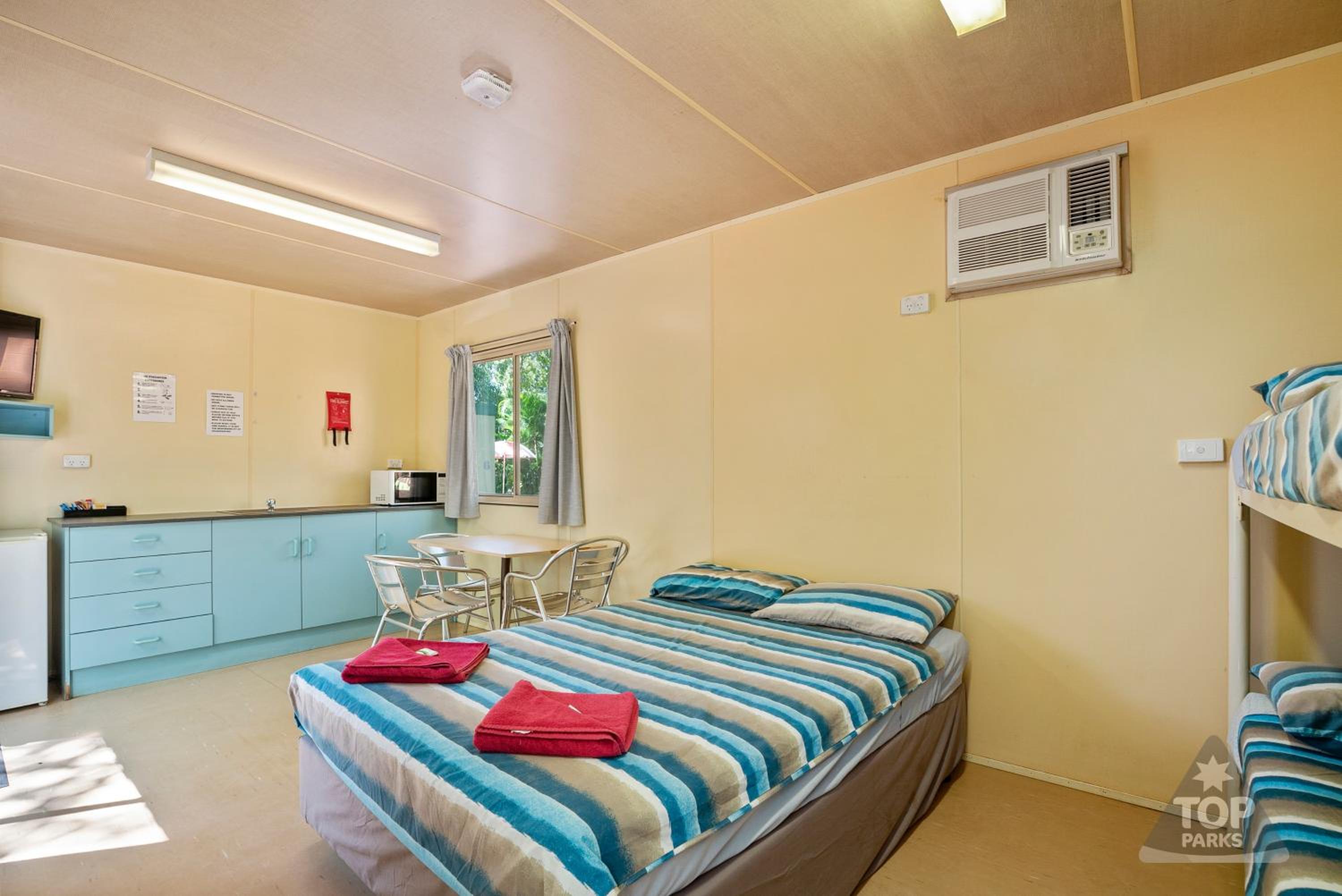 Standard Cabin with Shared Bathroom photo 3