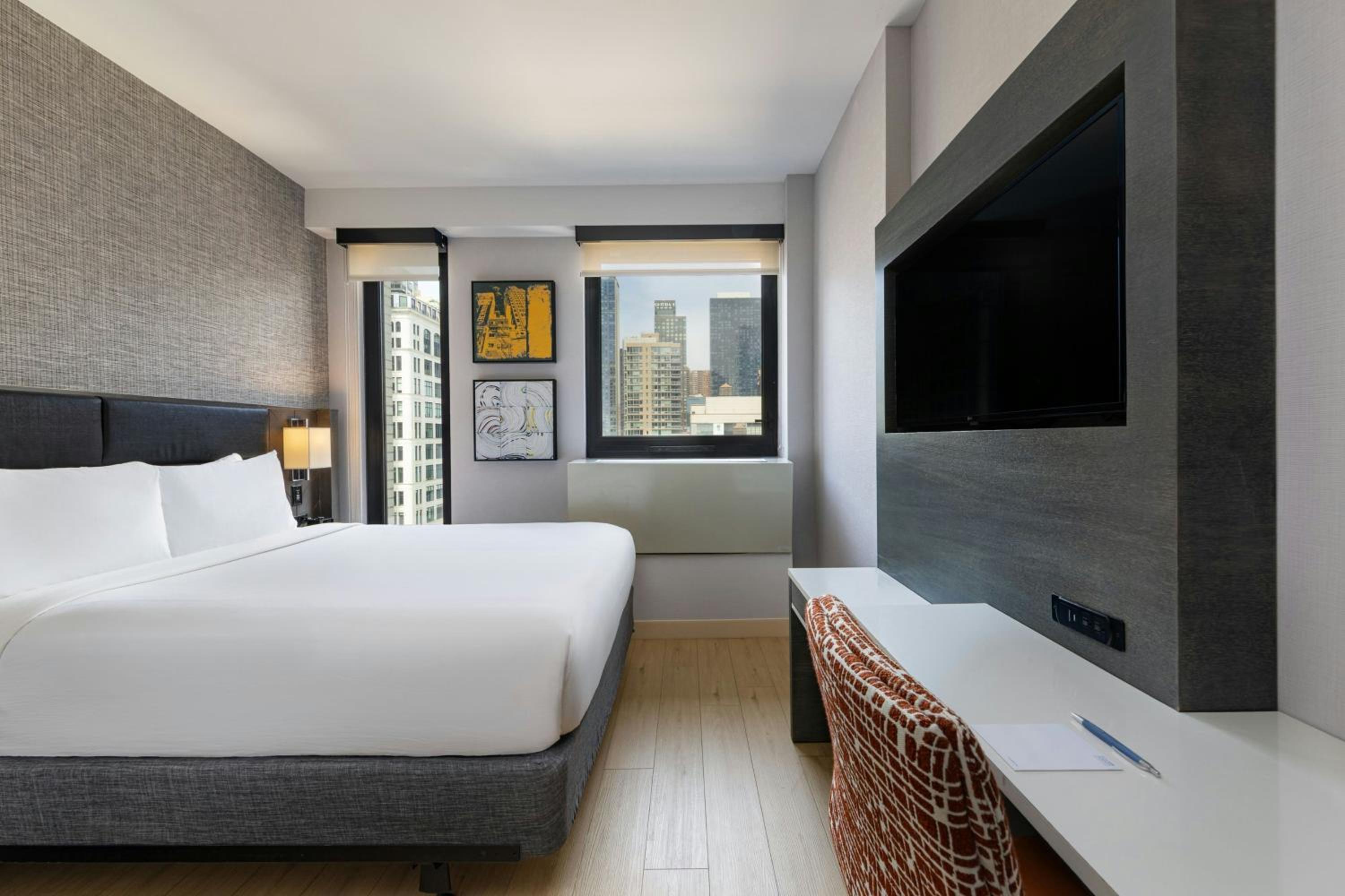 High Floor Double Room with Two Double Beds, City View and Roll-In Shower - Mobility Access
