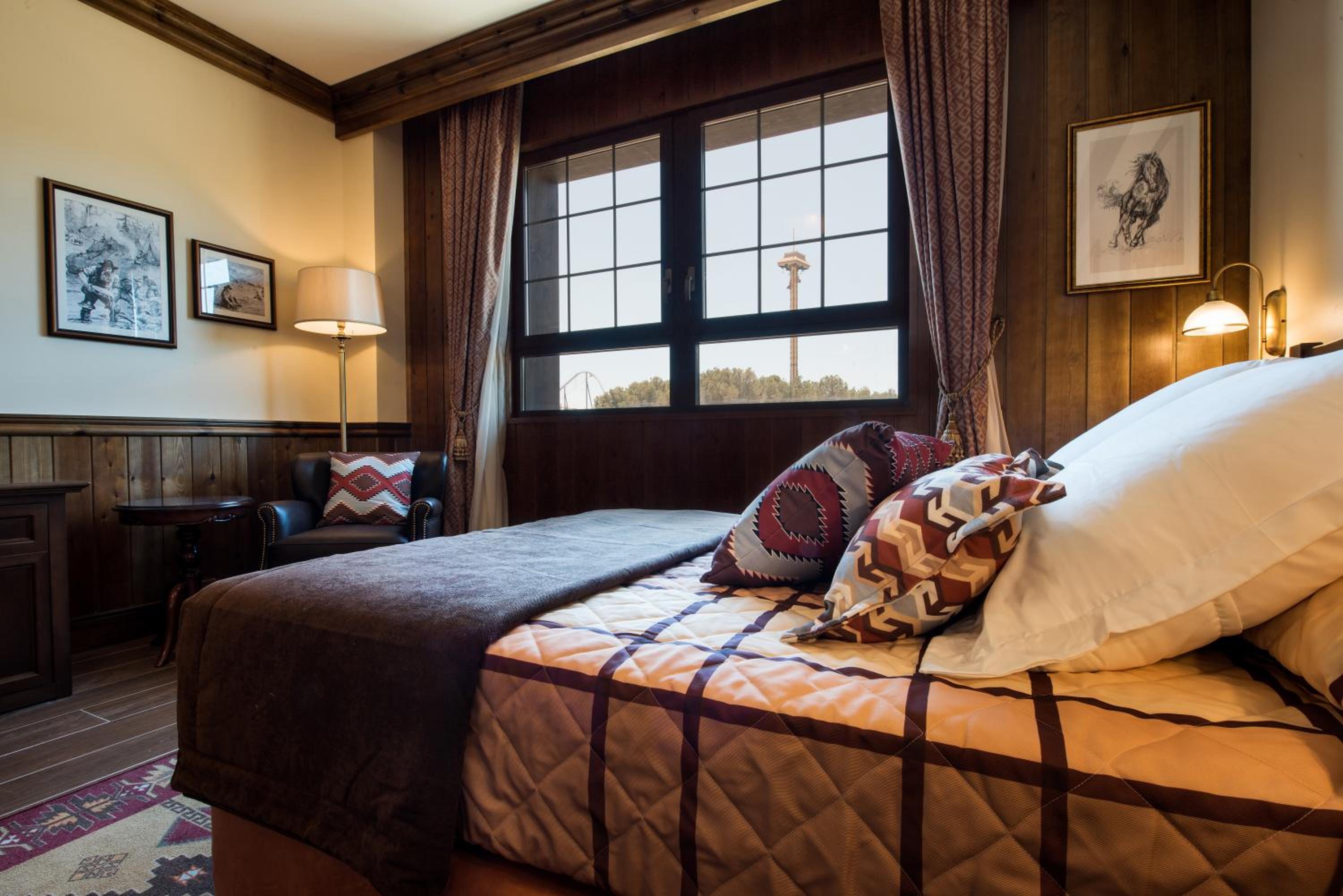 Deluxe Room with Access to PortAventura Park (4 adults) + 1 access to Ferrari Land photo 3