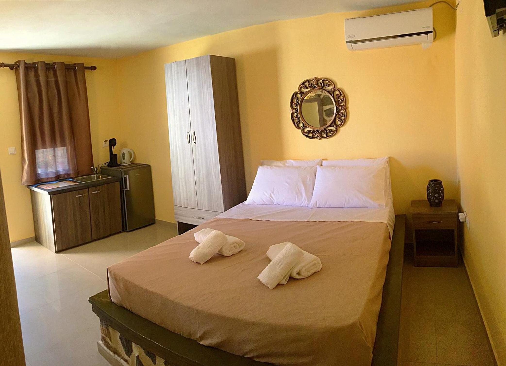 One-Bedroom House - Photo 7