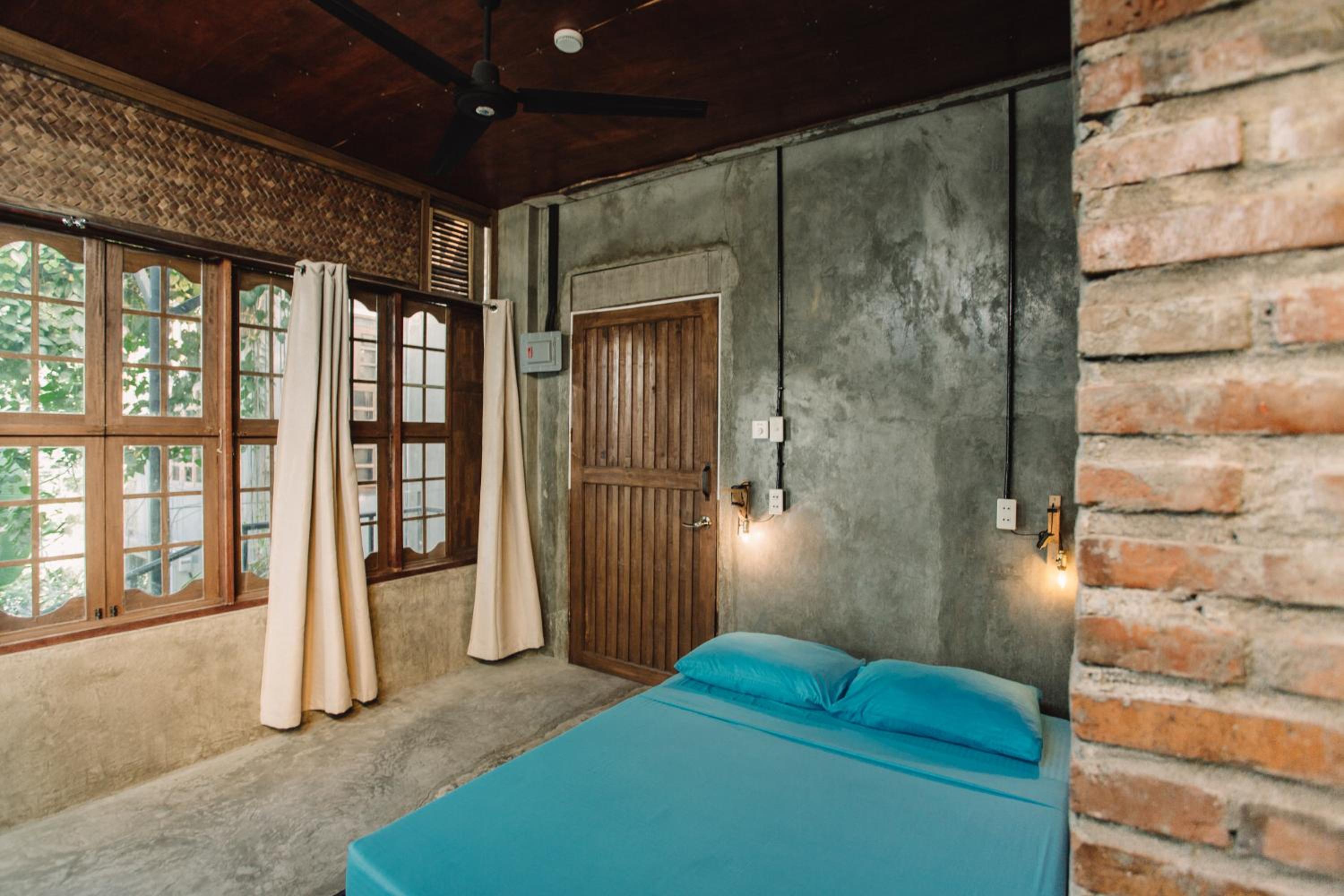 Deluxe Double Room with Private Bathroom - Photo 7