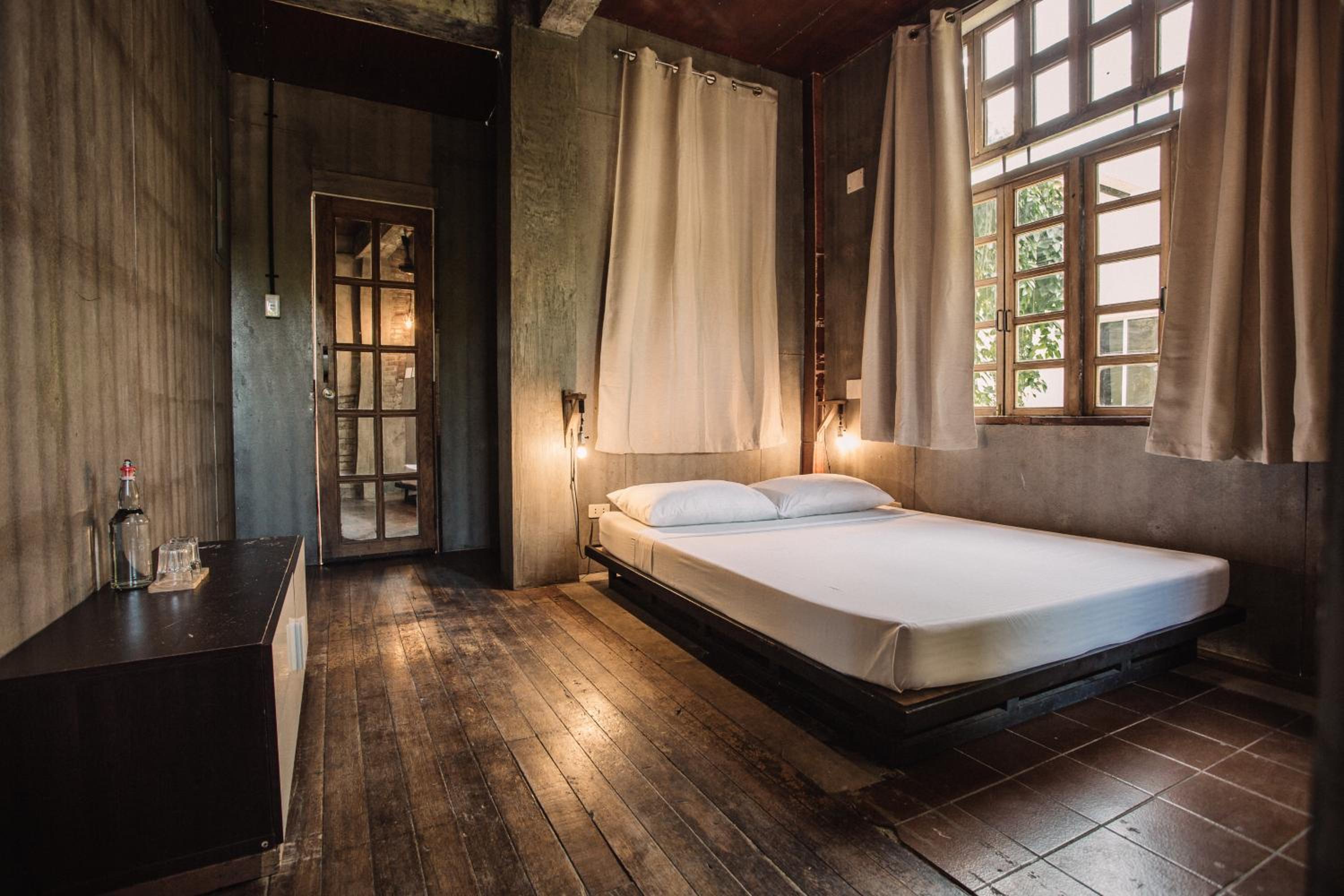 Deluxe Double Room with Private Bathroom - Photo 6