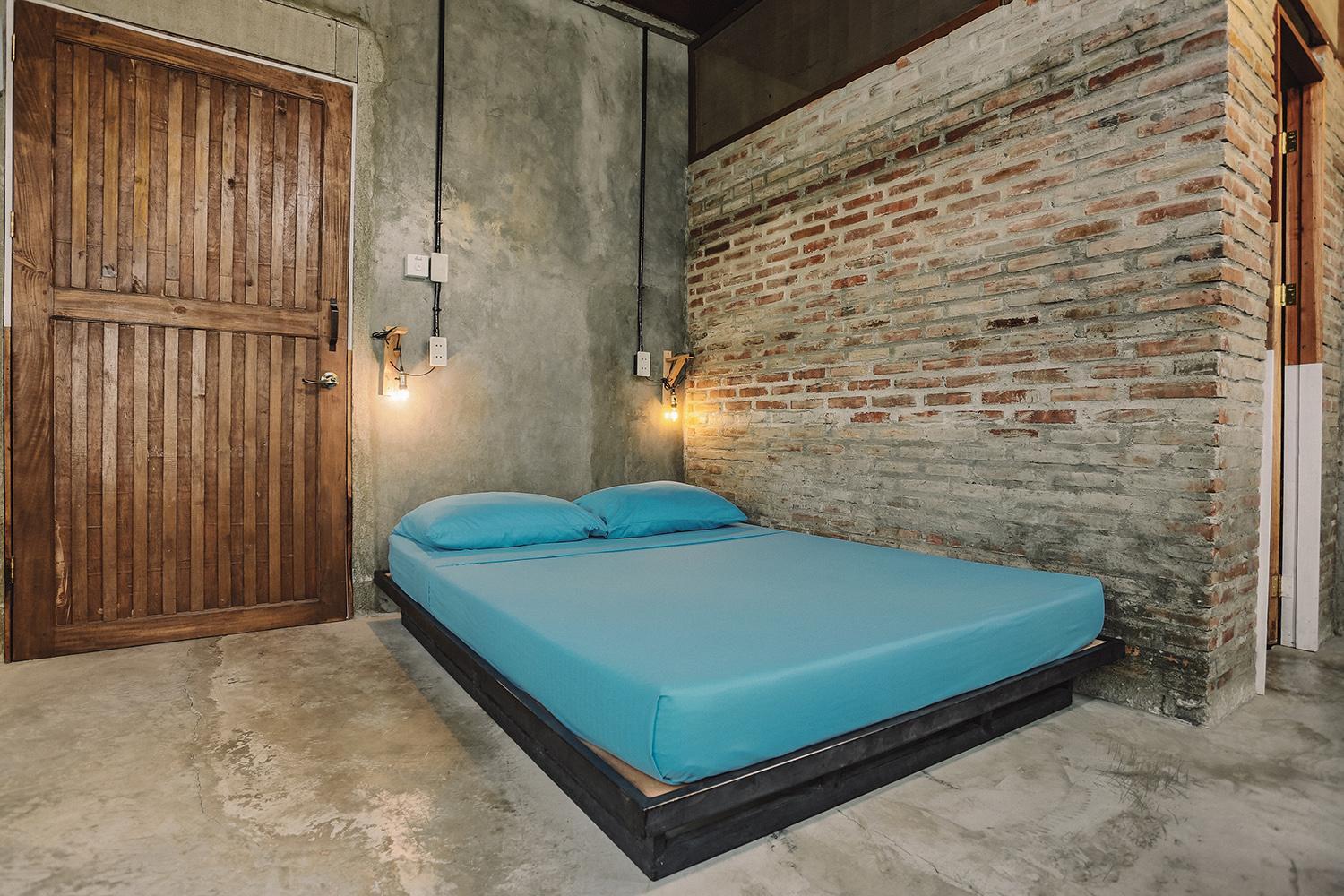 Deluxe Double Room with Private Bathroom - Photo 3