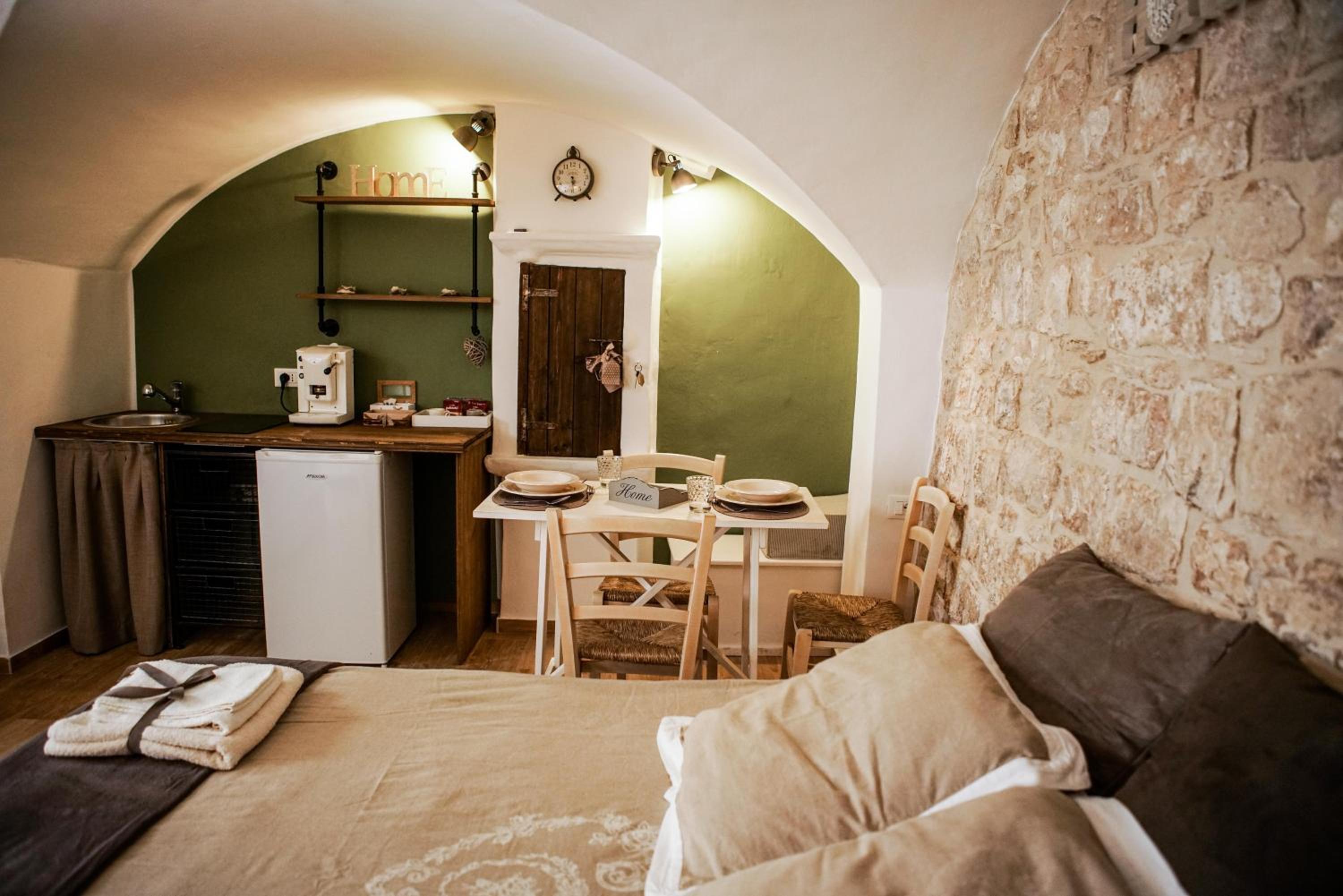One-Bedroom House - Photo 10