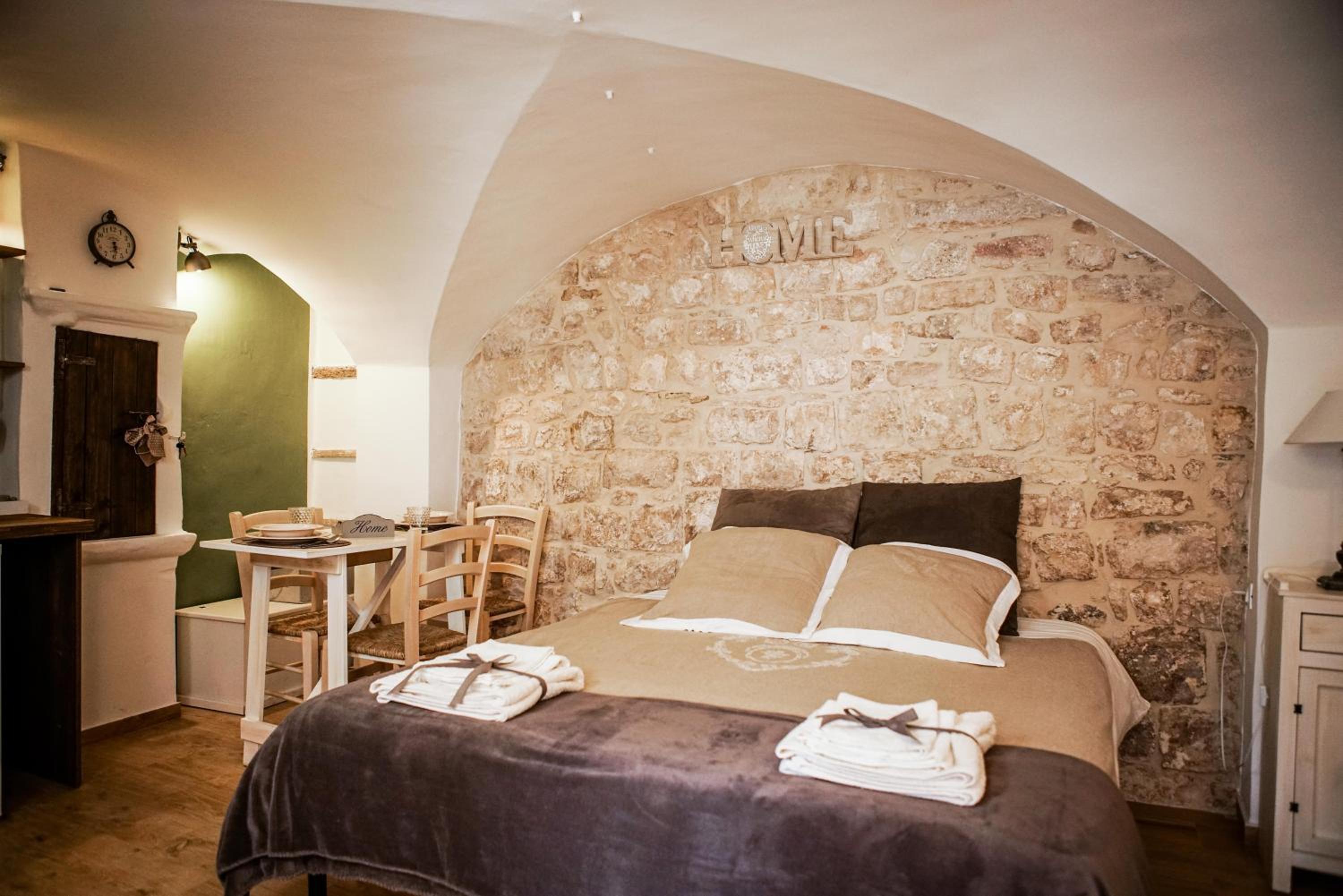 One-Bedroom House - Photo 3