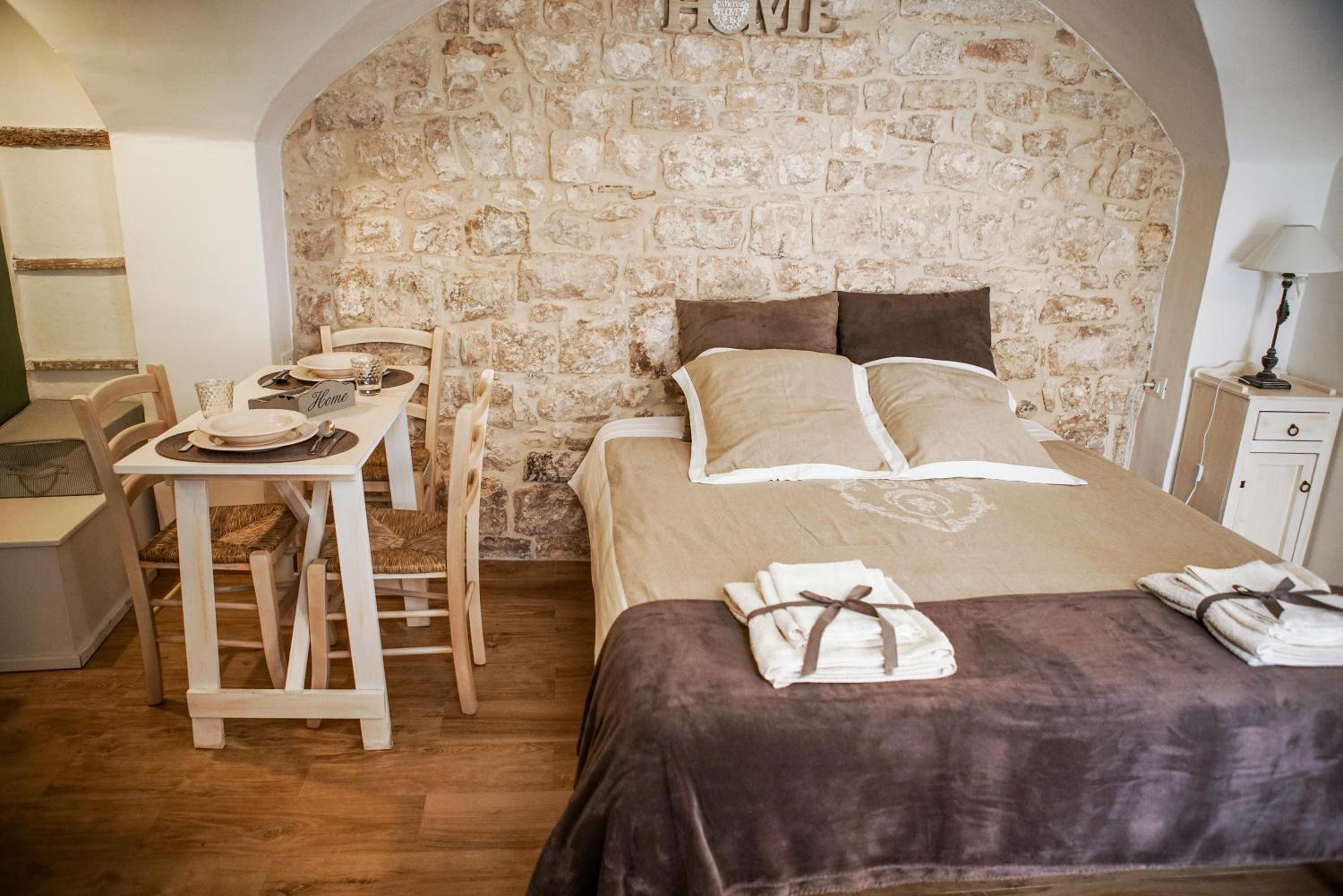 One-Bedroom House - Photo 4