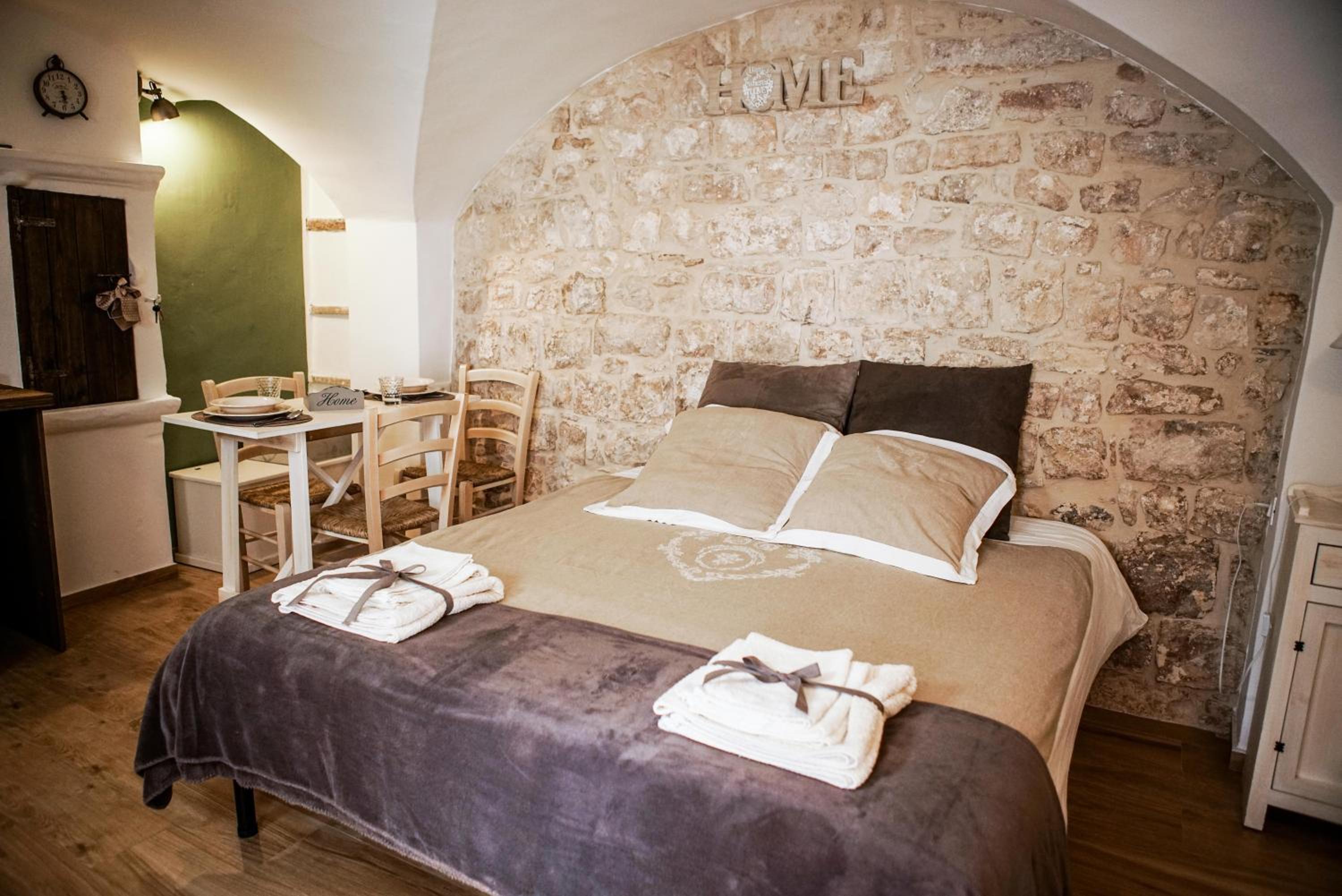 One-Bedroom House - Photo 9