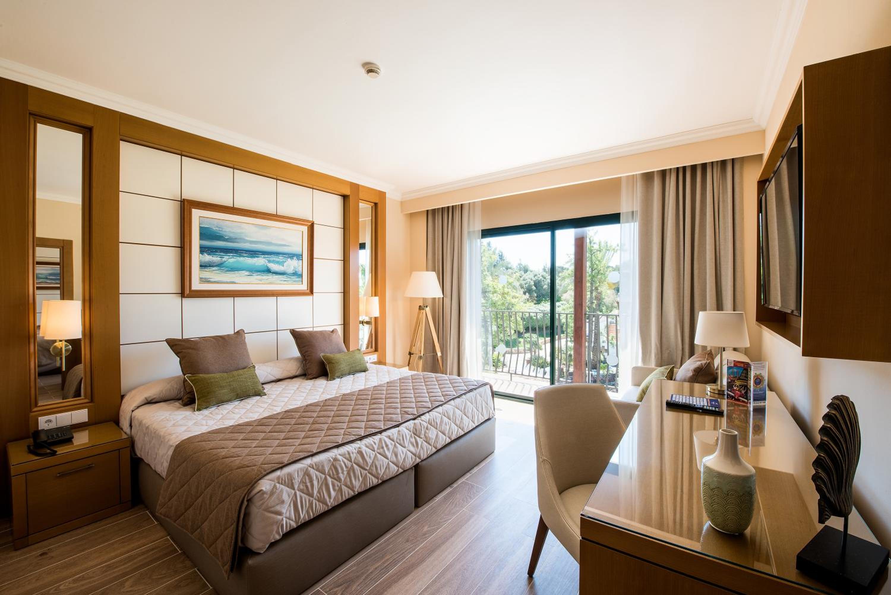 Standard Room with Access to PortAventura Park + 1 access to Ferrari Land 2 adults photo 1