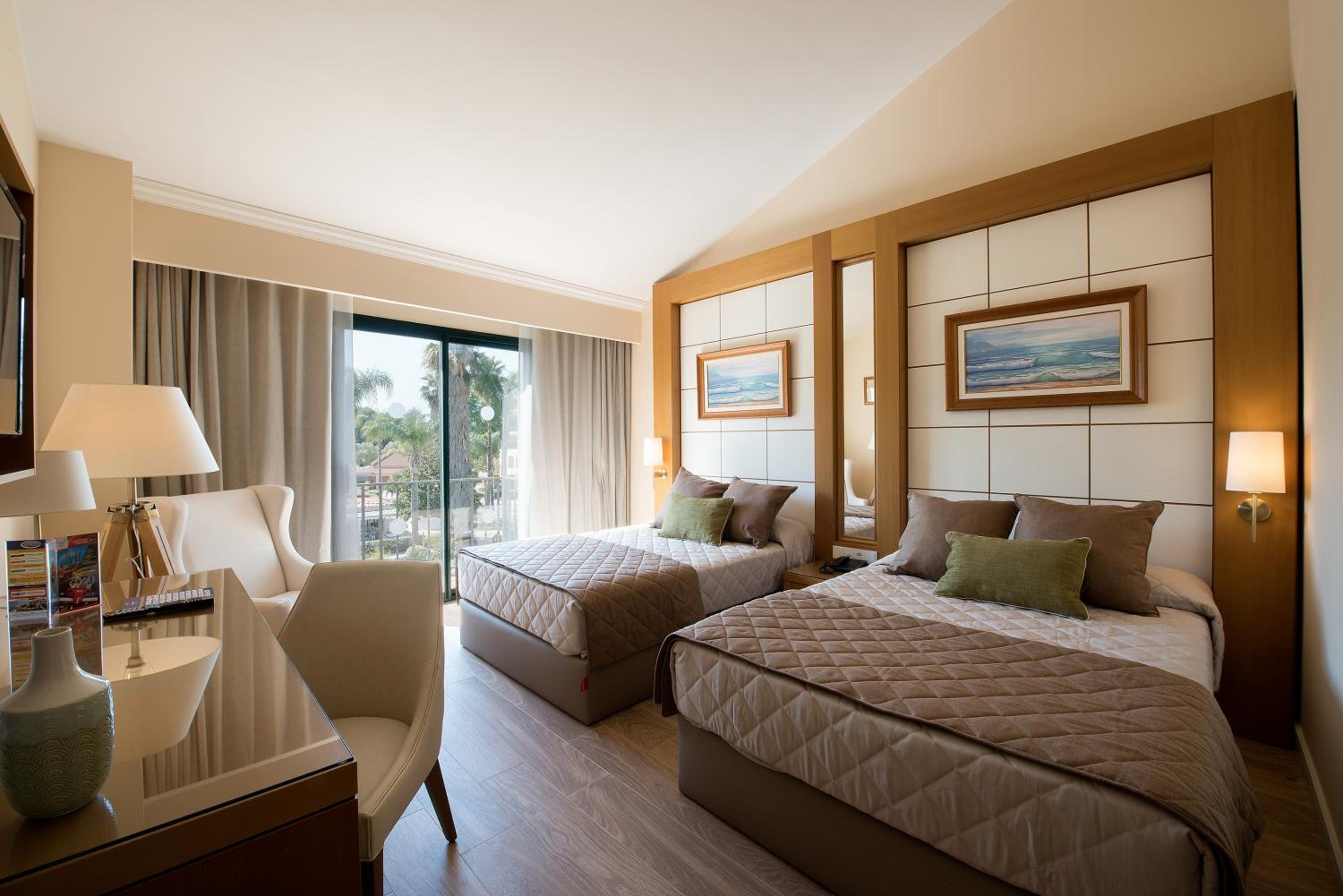 Standard Room with Access to PortAventura Park (2 Adults + 2 Children) + 1 access to Ferrari Land photo 3