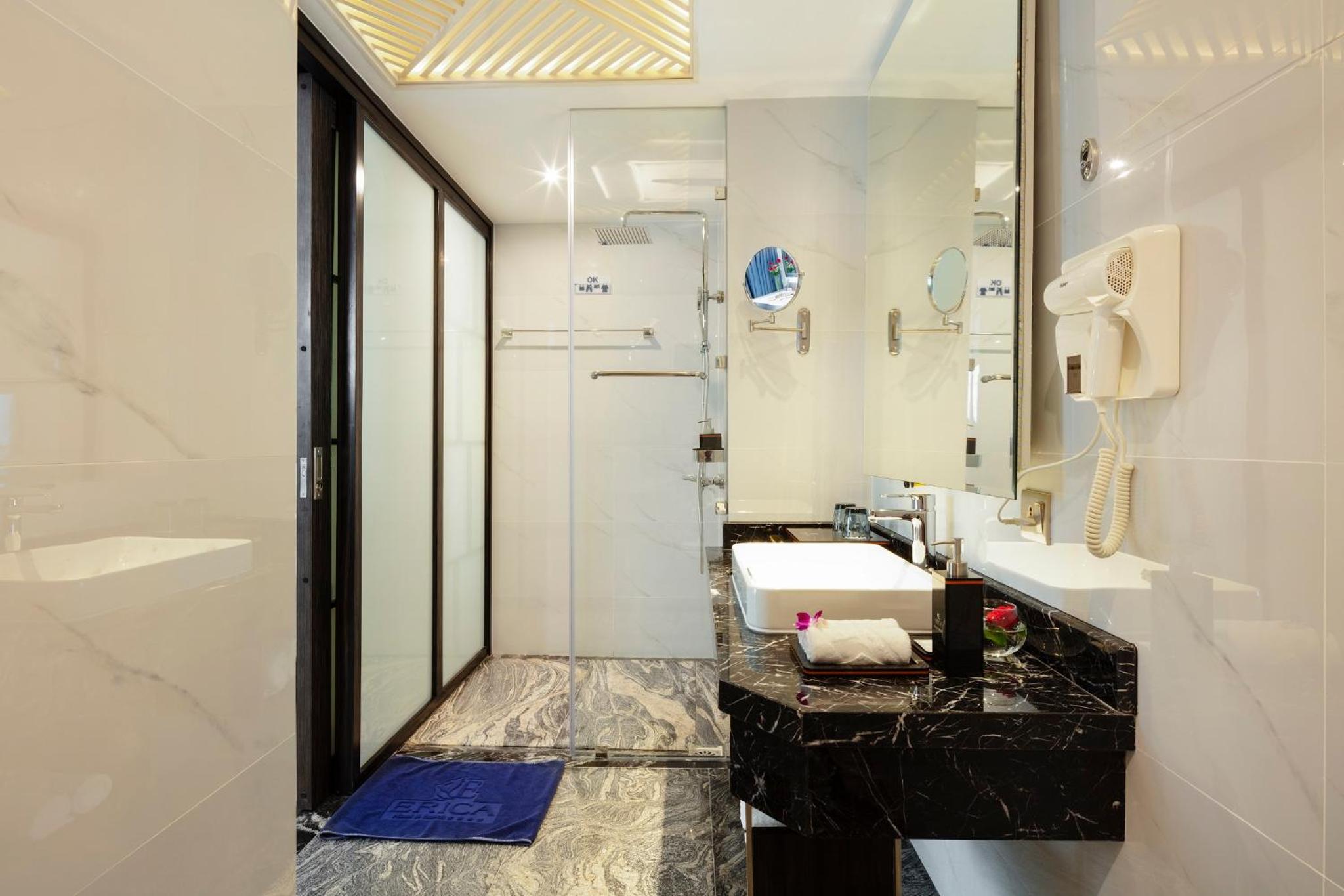Triple Room with Balcony - Photo 8