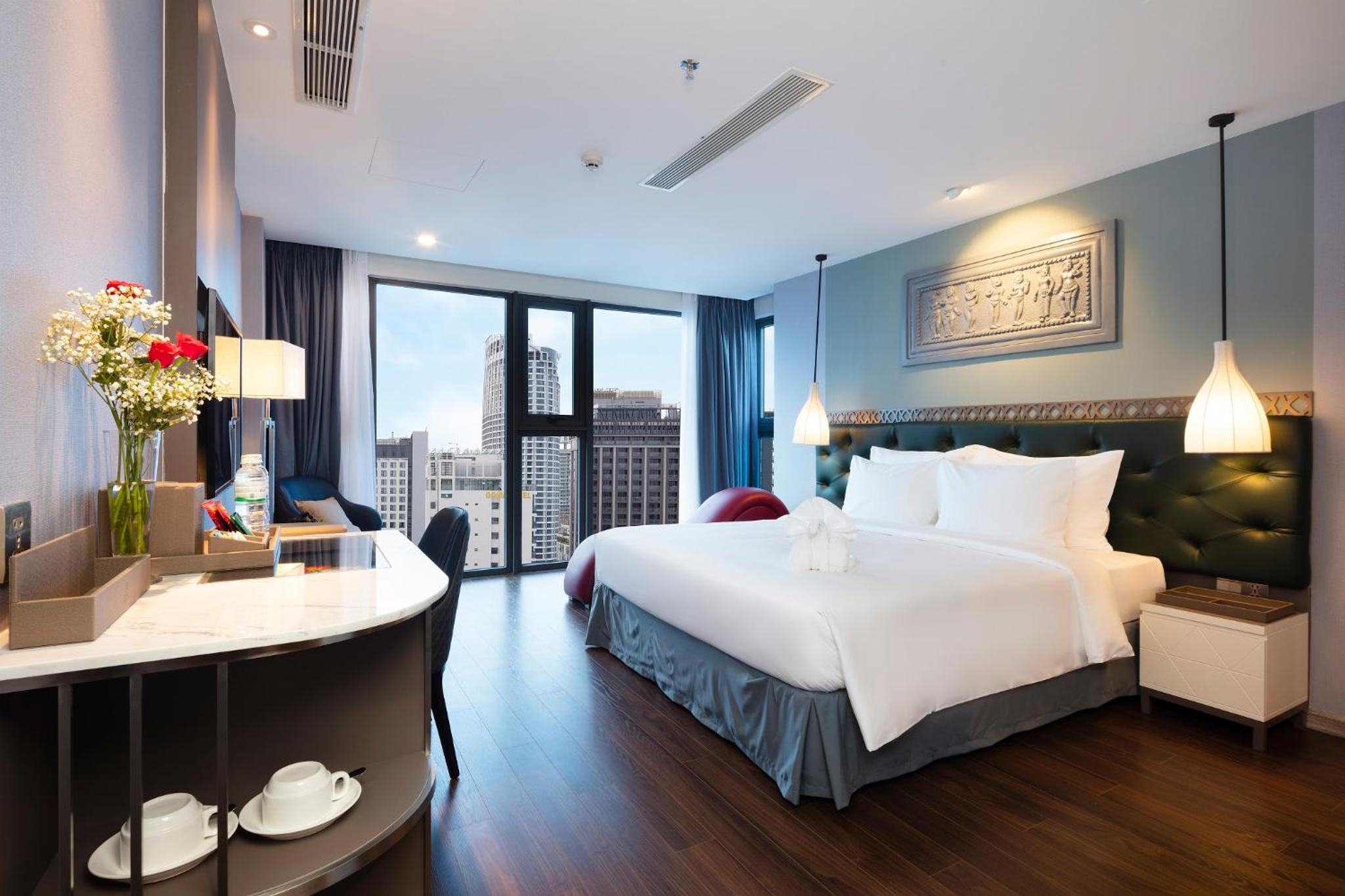 Queen Suite with Partial Sea View