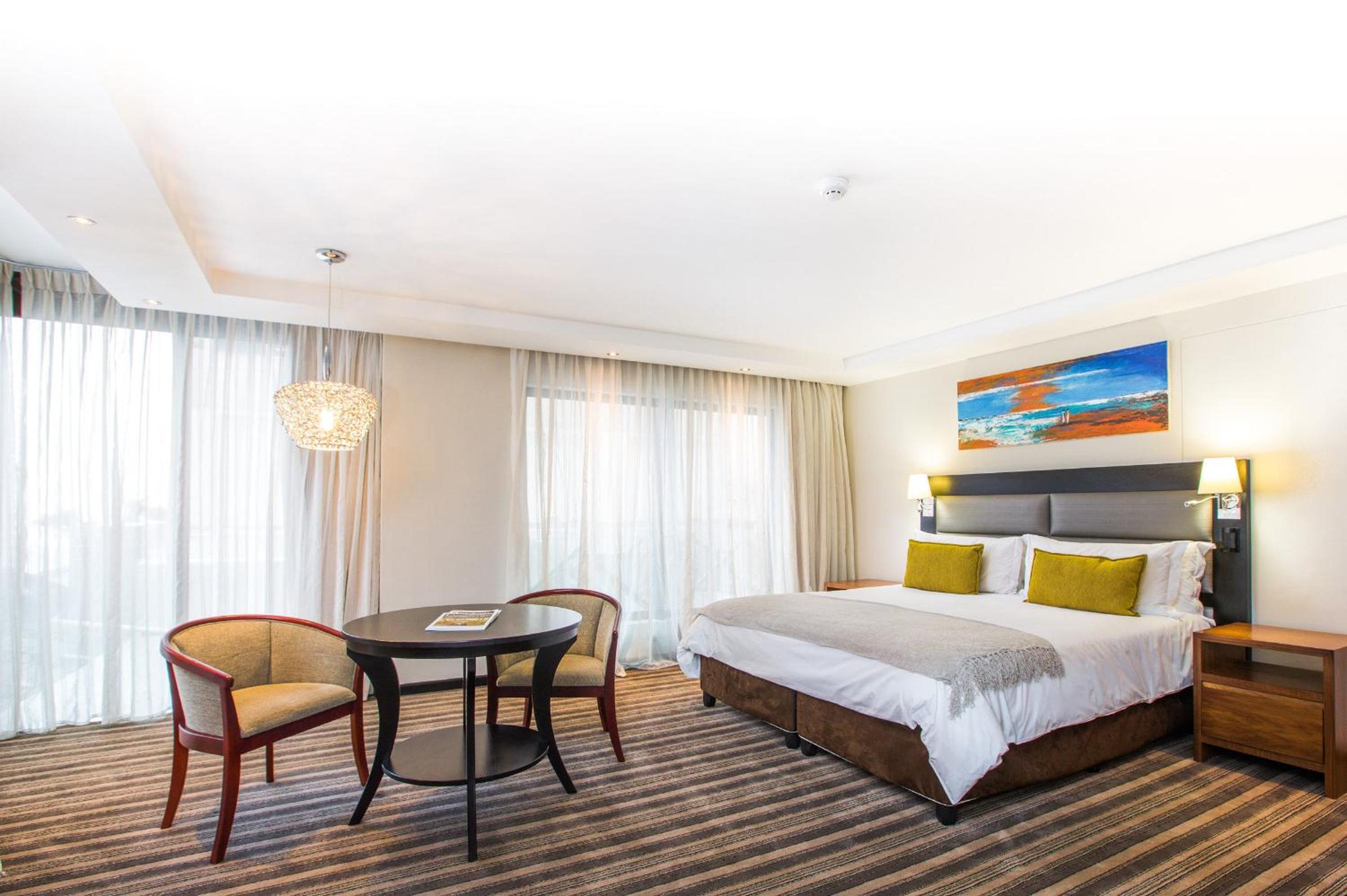 Executive Partial Sea View Suite with King Bed - Photo 2