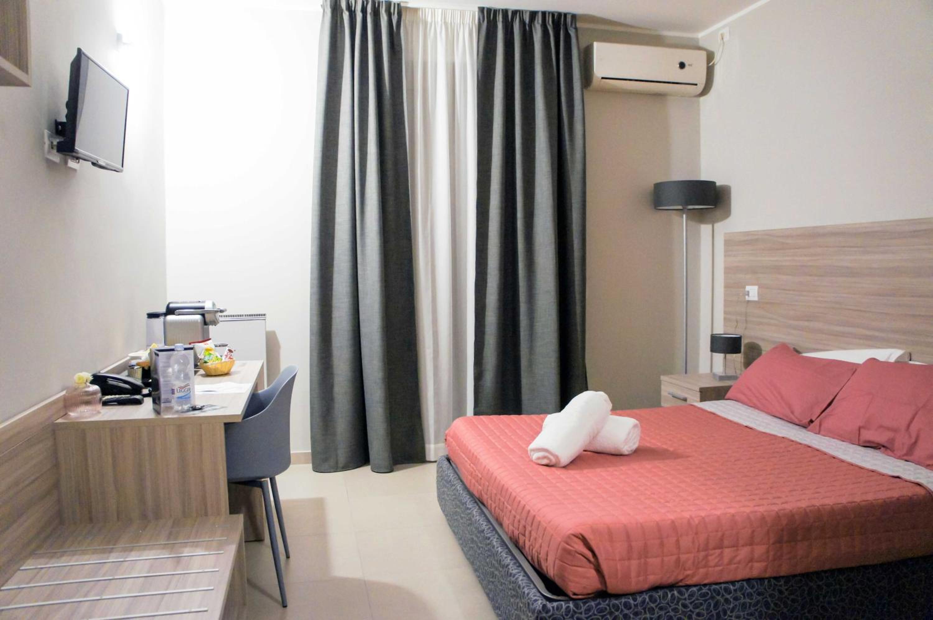 Junior Suite with Balcony - Photo 3