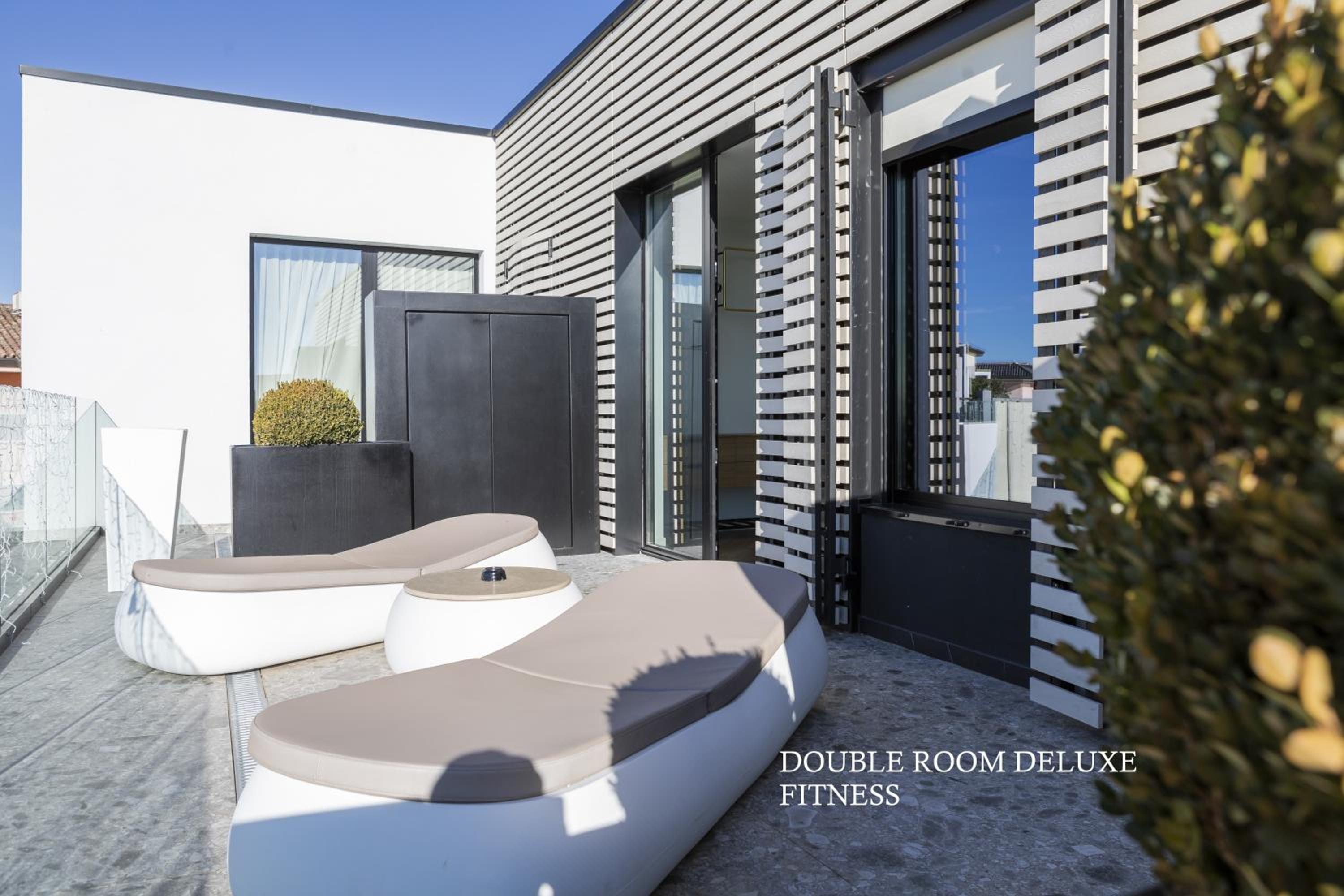 Deluxe Fitness Double Room with Terrace and Lake View photo 2