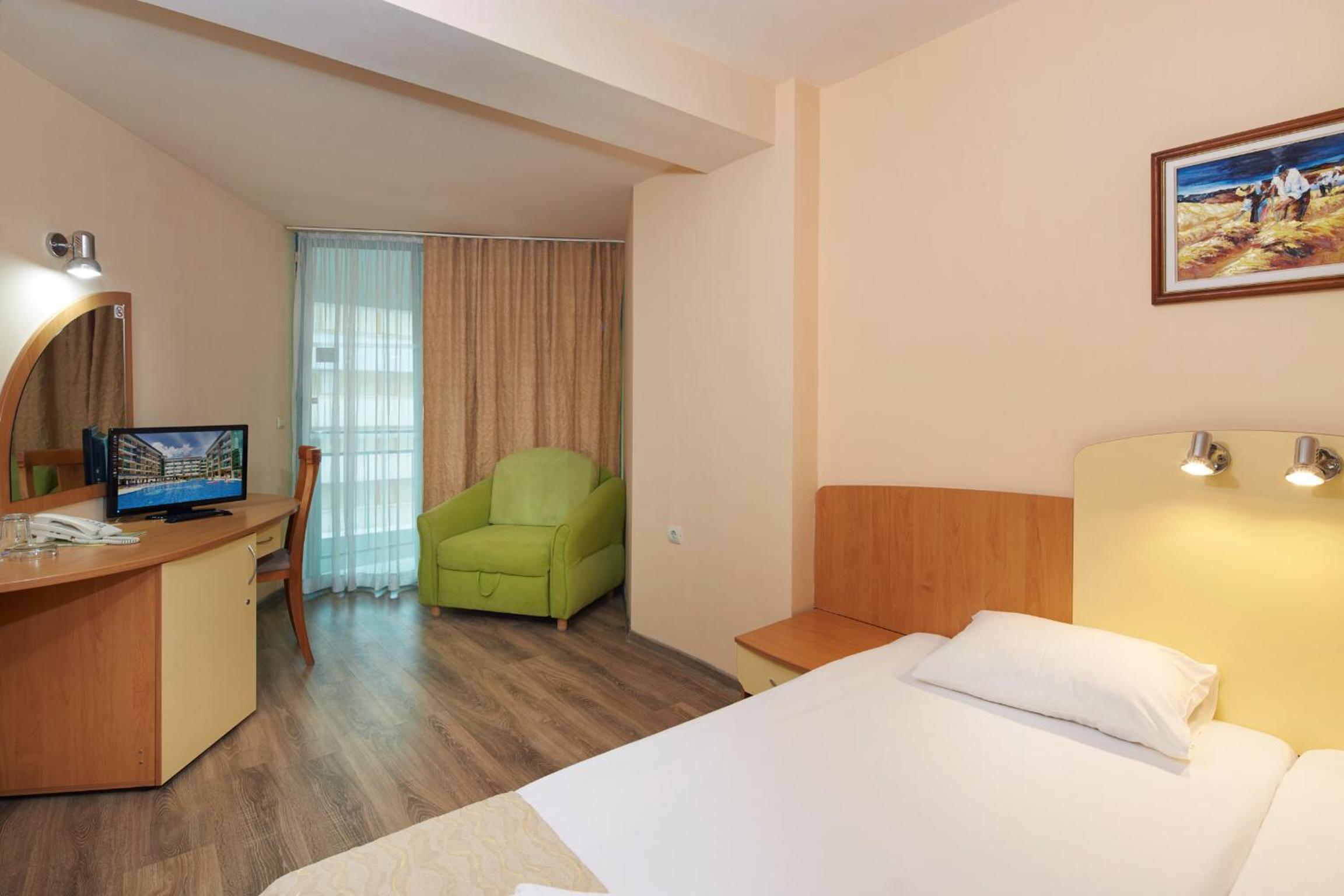 Double Room with Balcony (2 Adults + 1 Child) photo 2