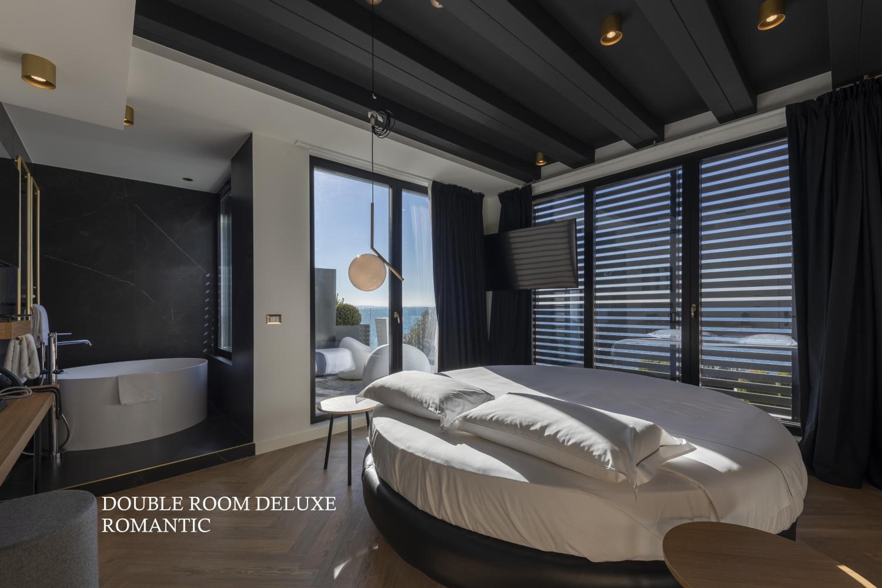 Deluxe Romantic Double Room with Terrace and Lake View photo 3