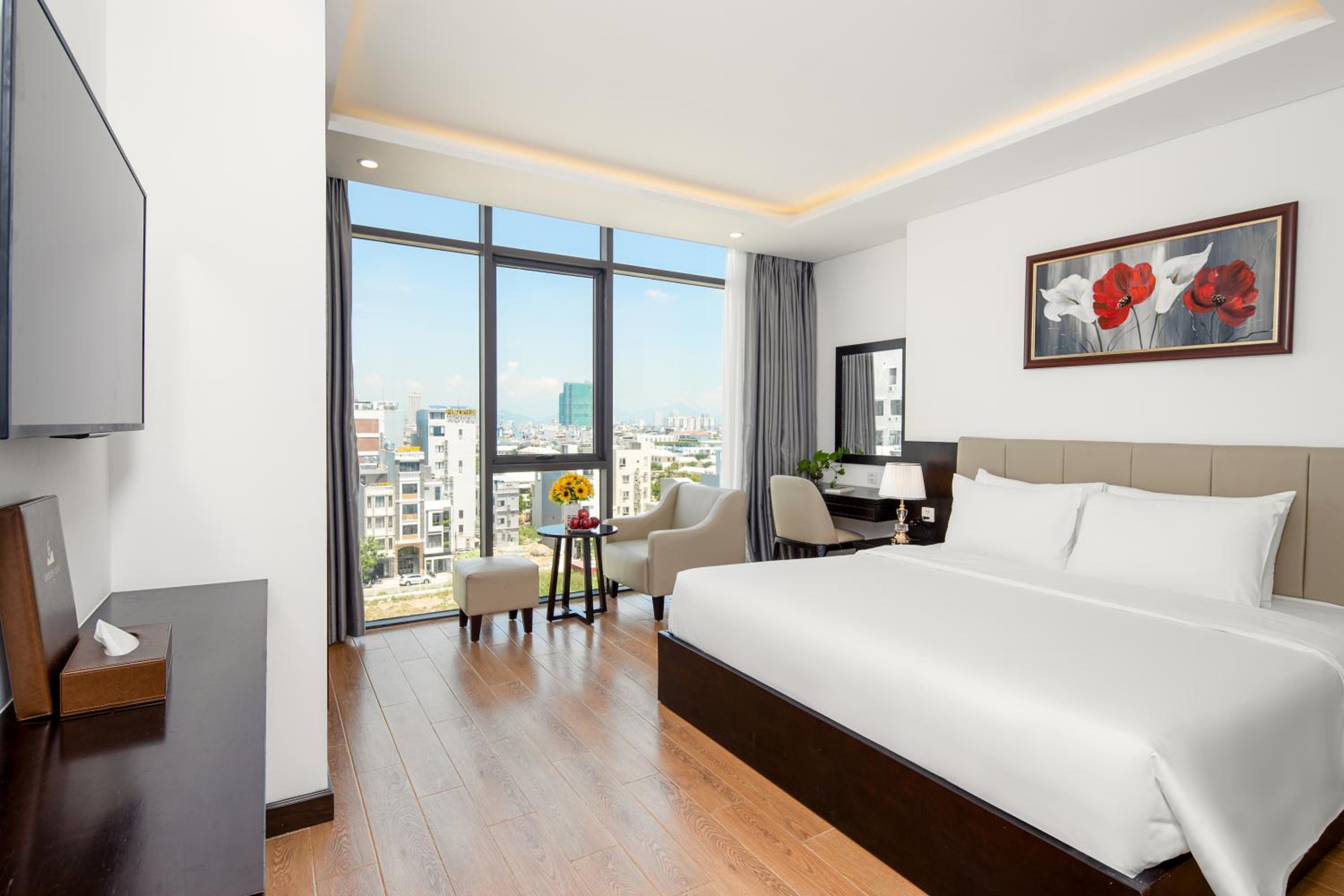 Deluxe King Room with Bathtub and City View photo 1