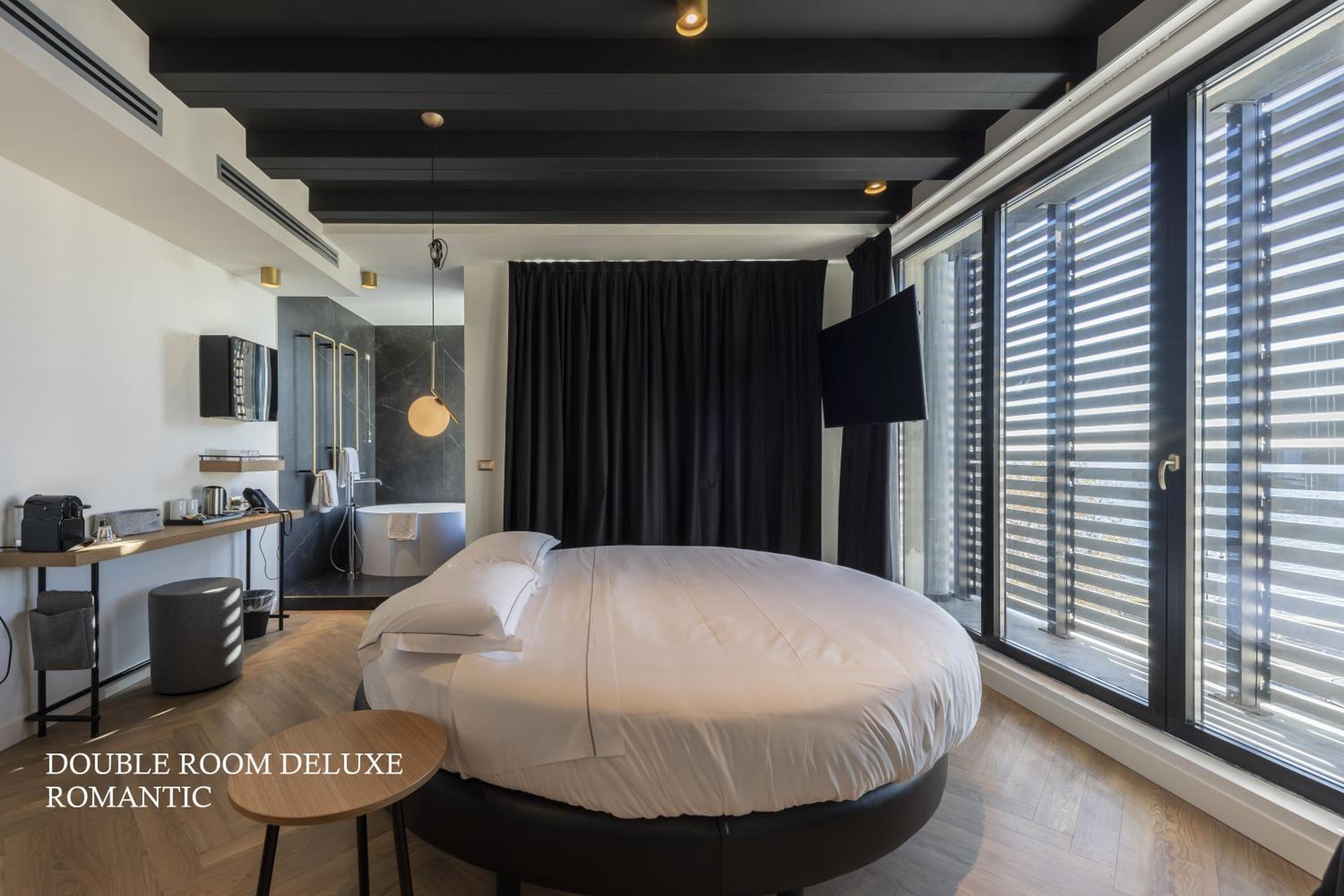 Deluxe Romantic Double Room with Terrace and Lake View