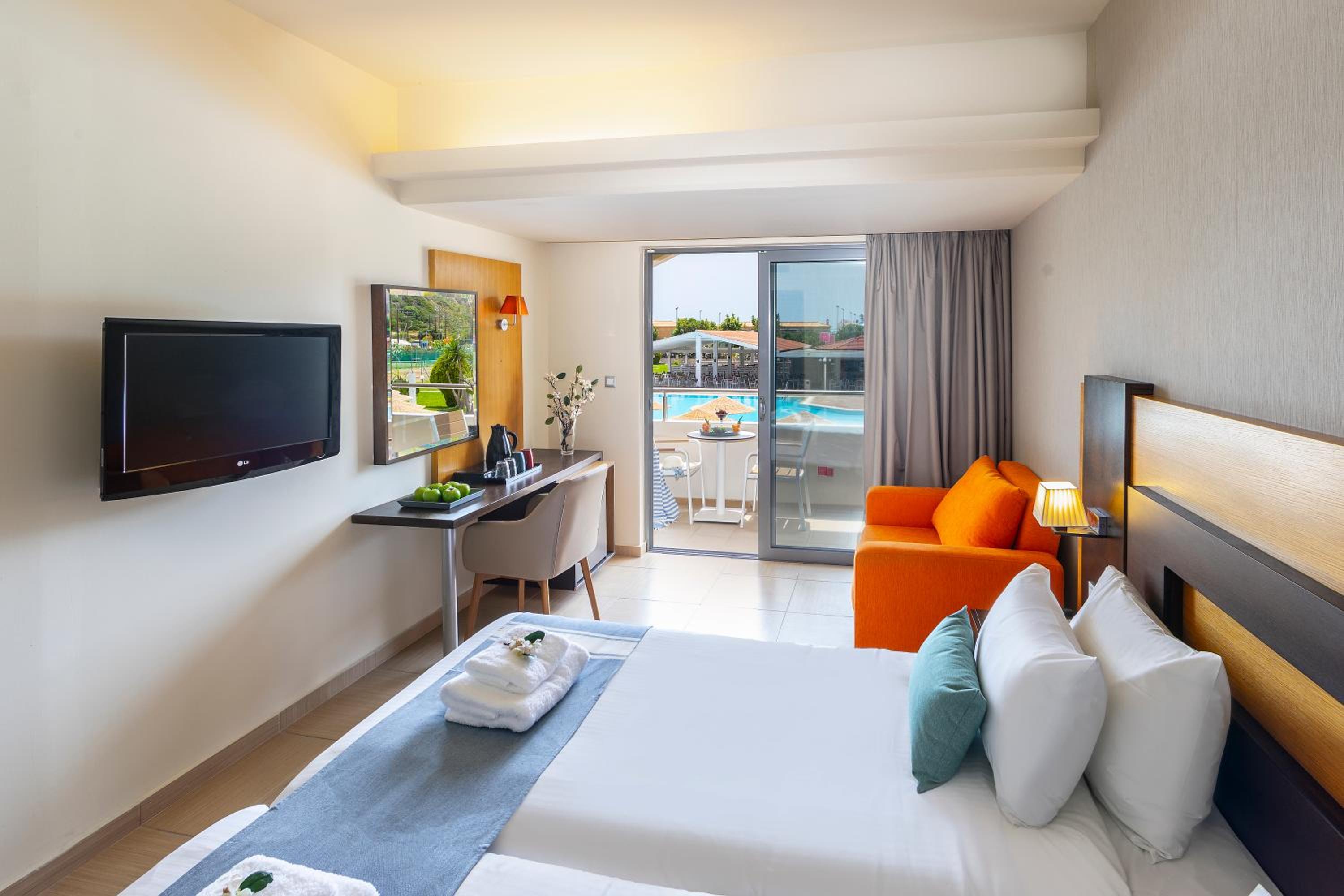 Twin Room with Pool View thumbnail 5