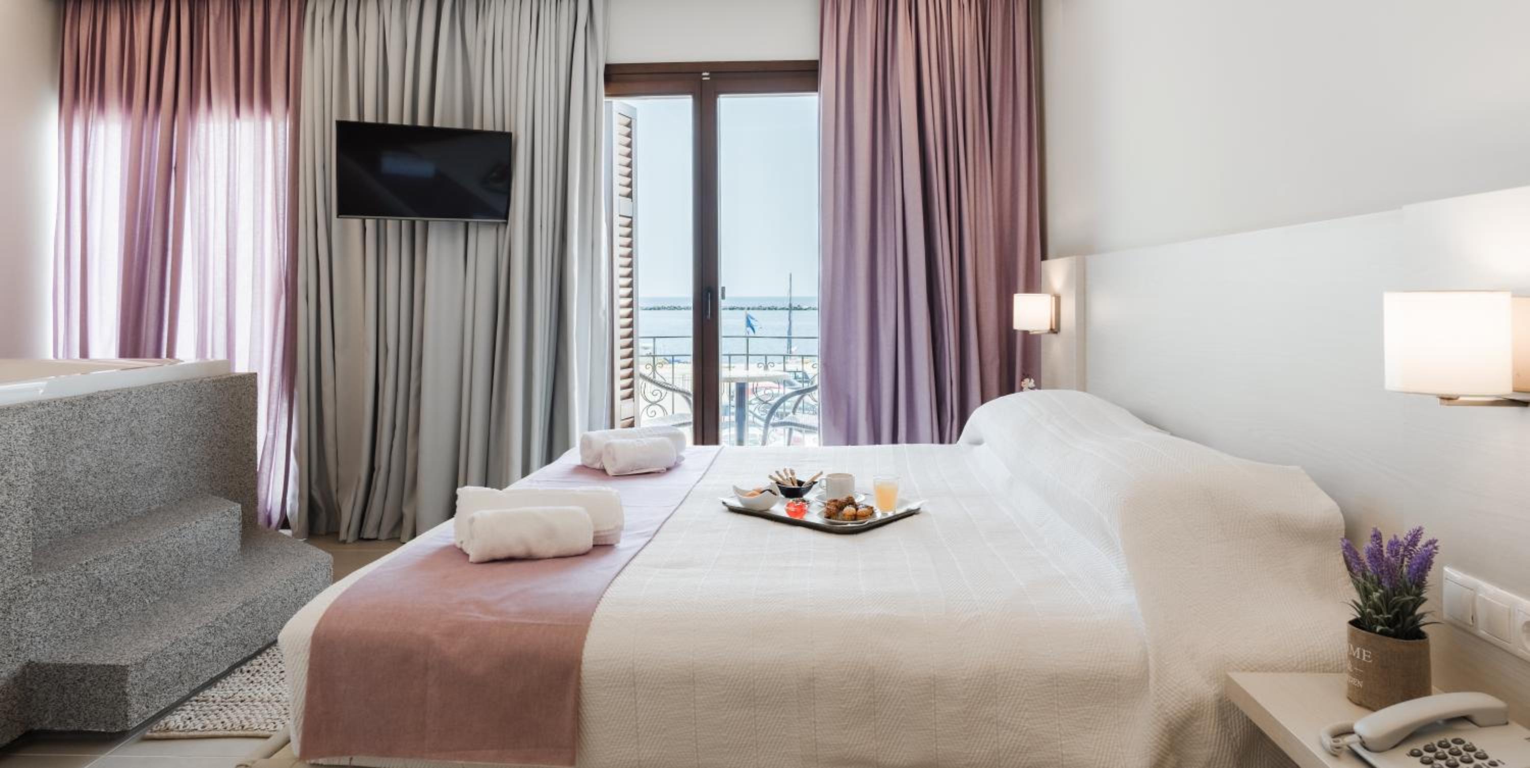 Deluxe Double Room with Jacuzzi  photo 3