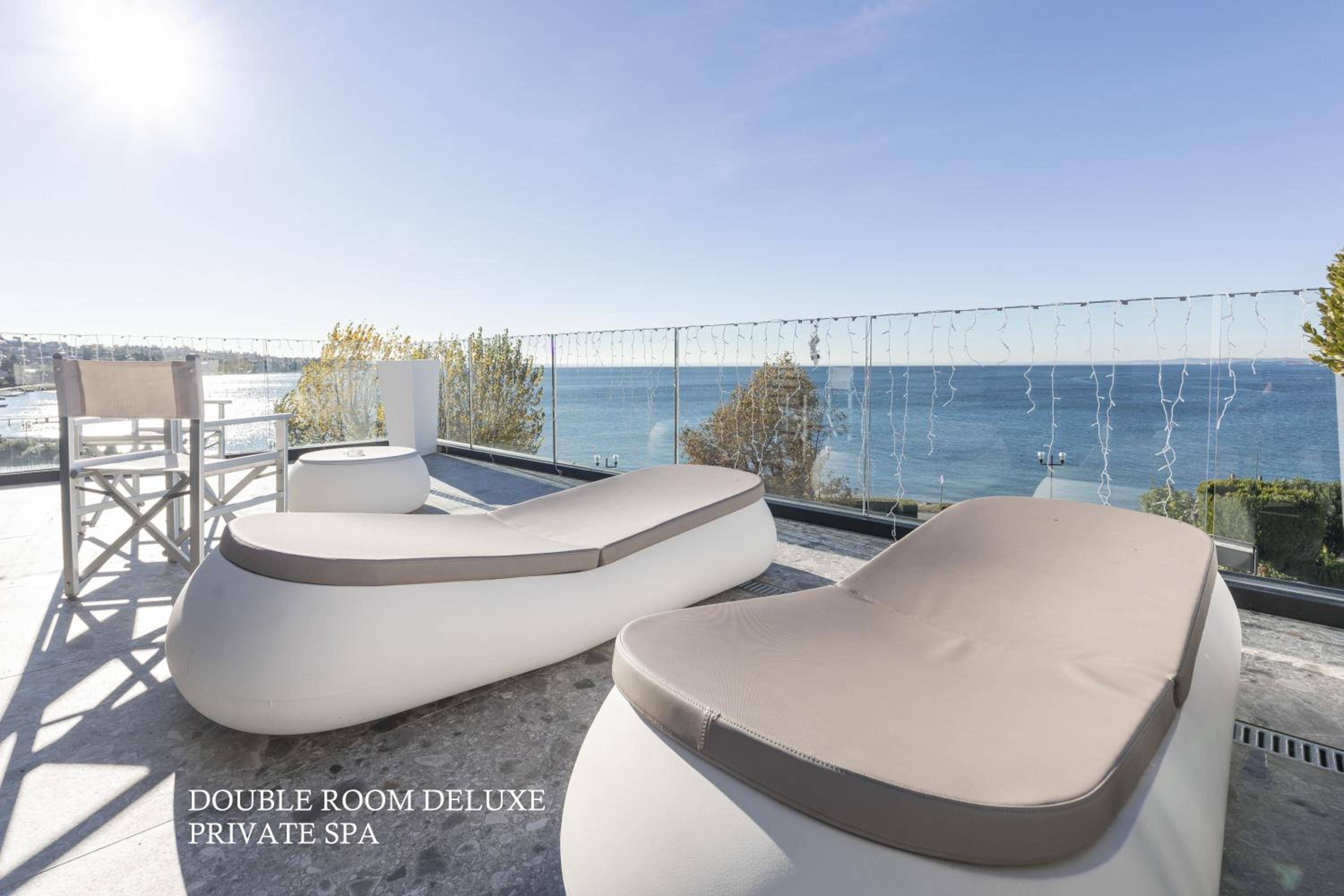 Deluxe Private SPA Double Room with Terrace and Lake View photo 3