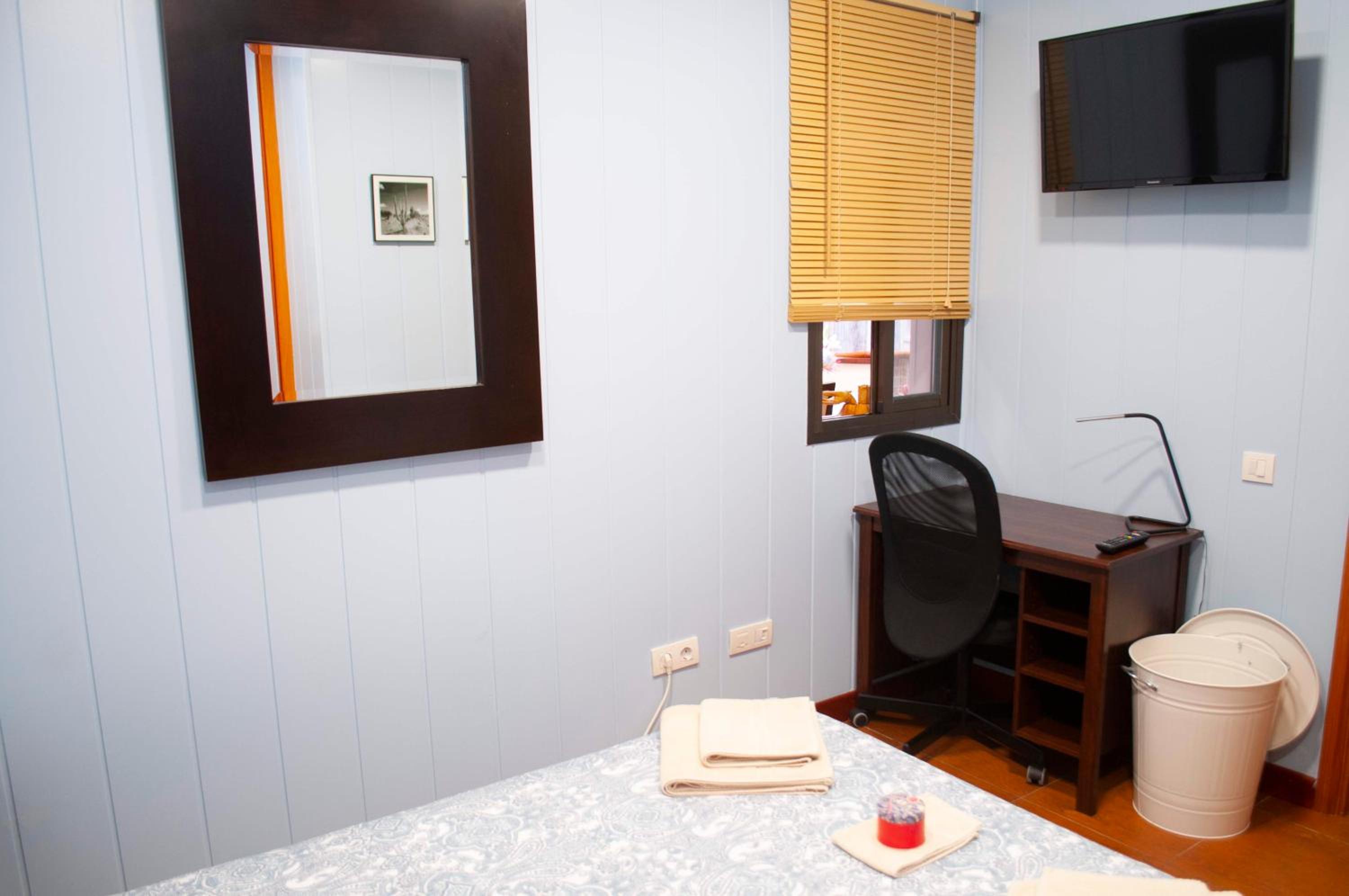 Double Room with Shared Bathroom photo 3