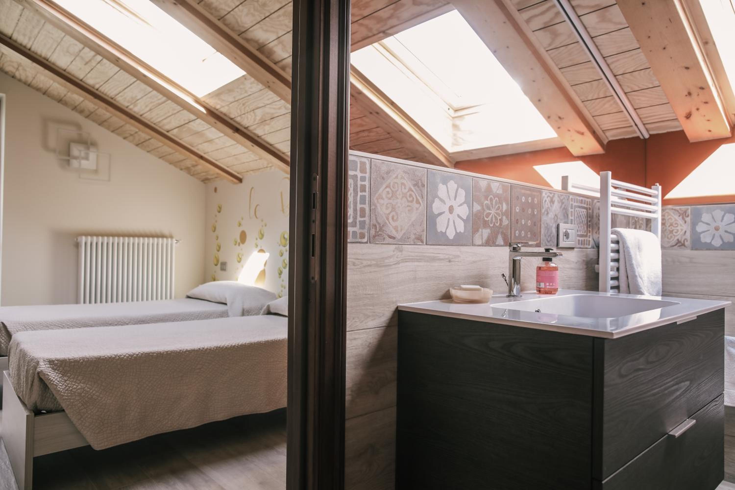 Twin Room with Private Bathroom photo 1