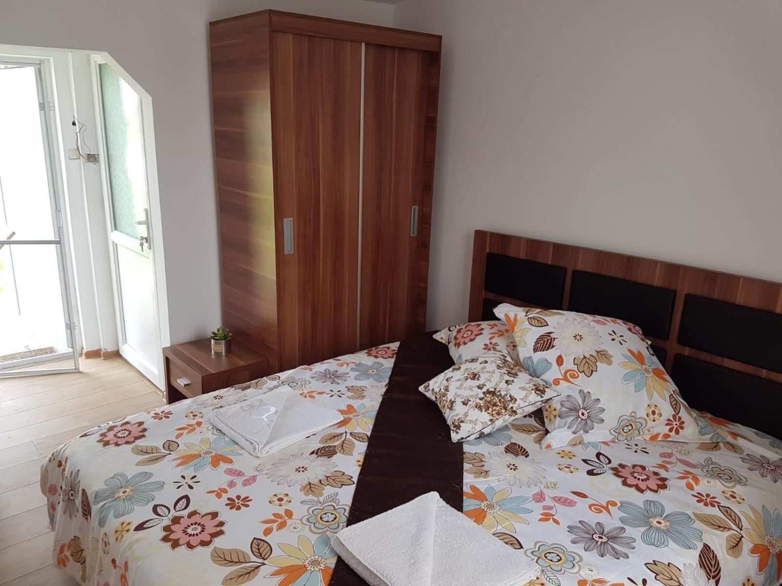 Queen Room with Pool View - Photo 2