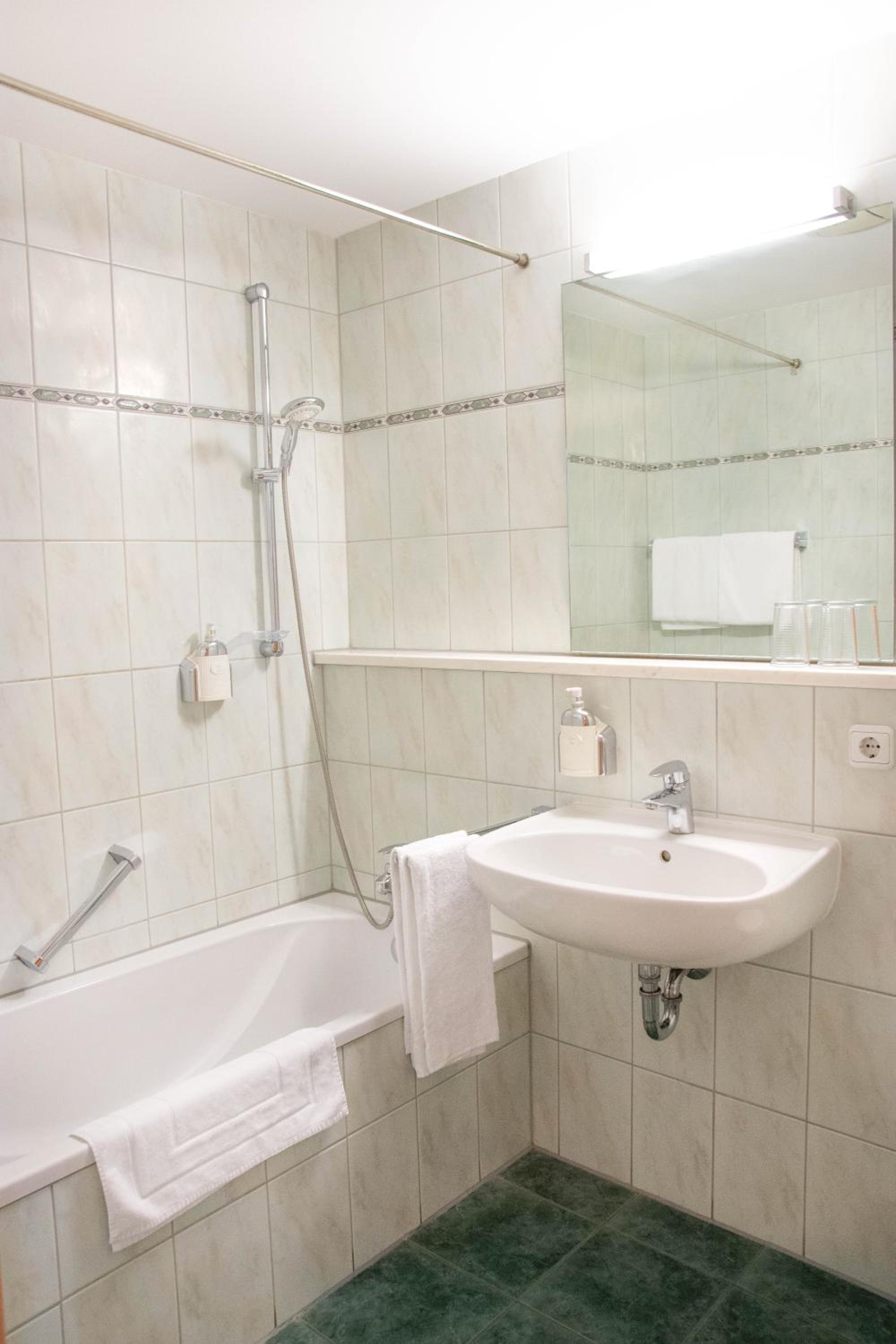 Standard Double Room - Photo 6
