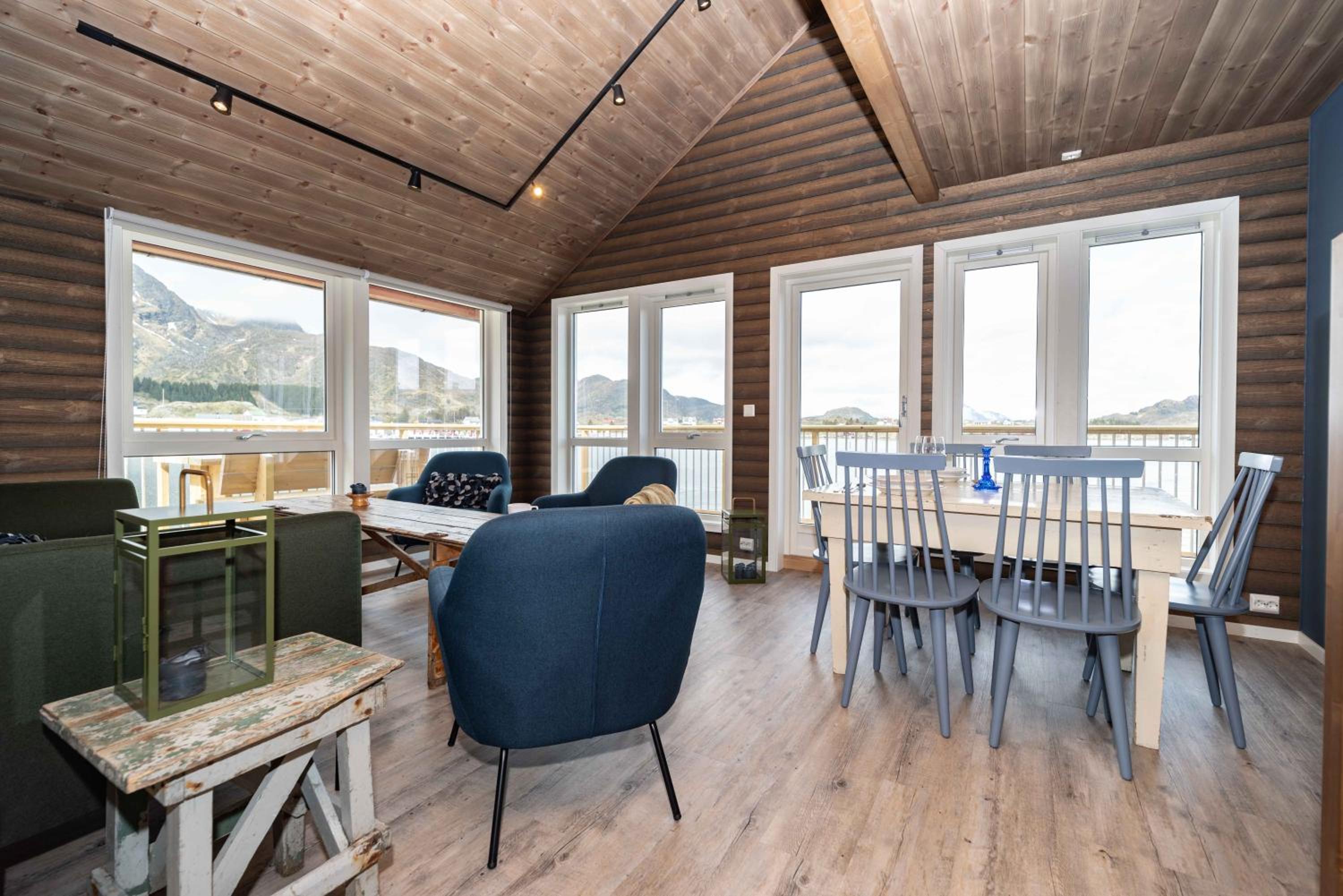 Superior Apartment with Sea and Mountain View