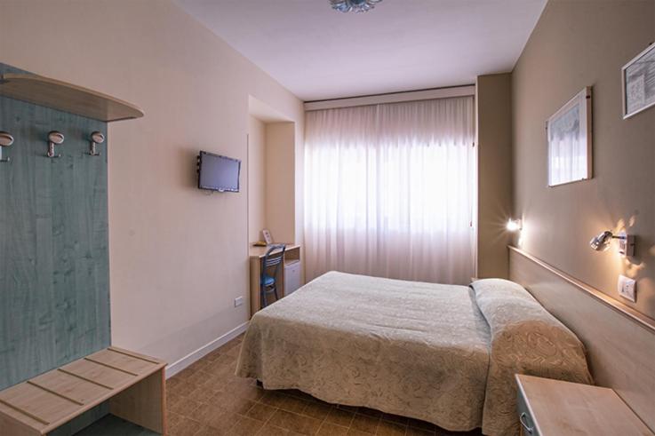 Double or Twin Room - Photo 8