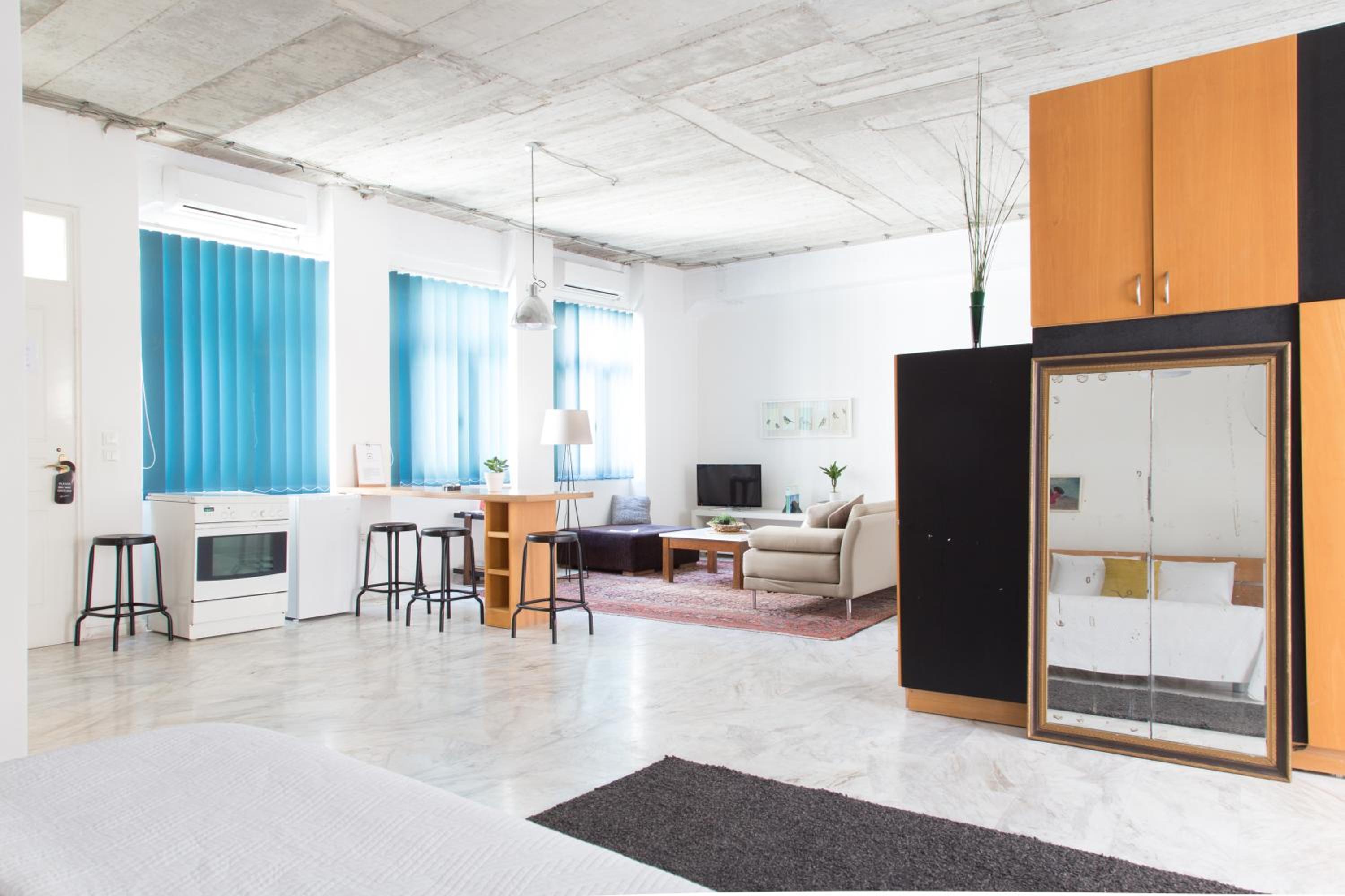 Deluxe Studio with Balcony photo 3