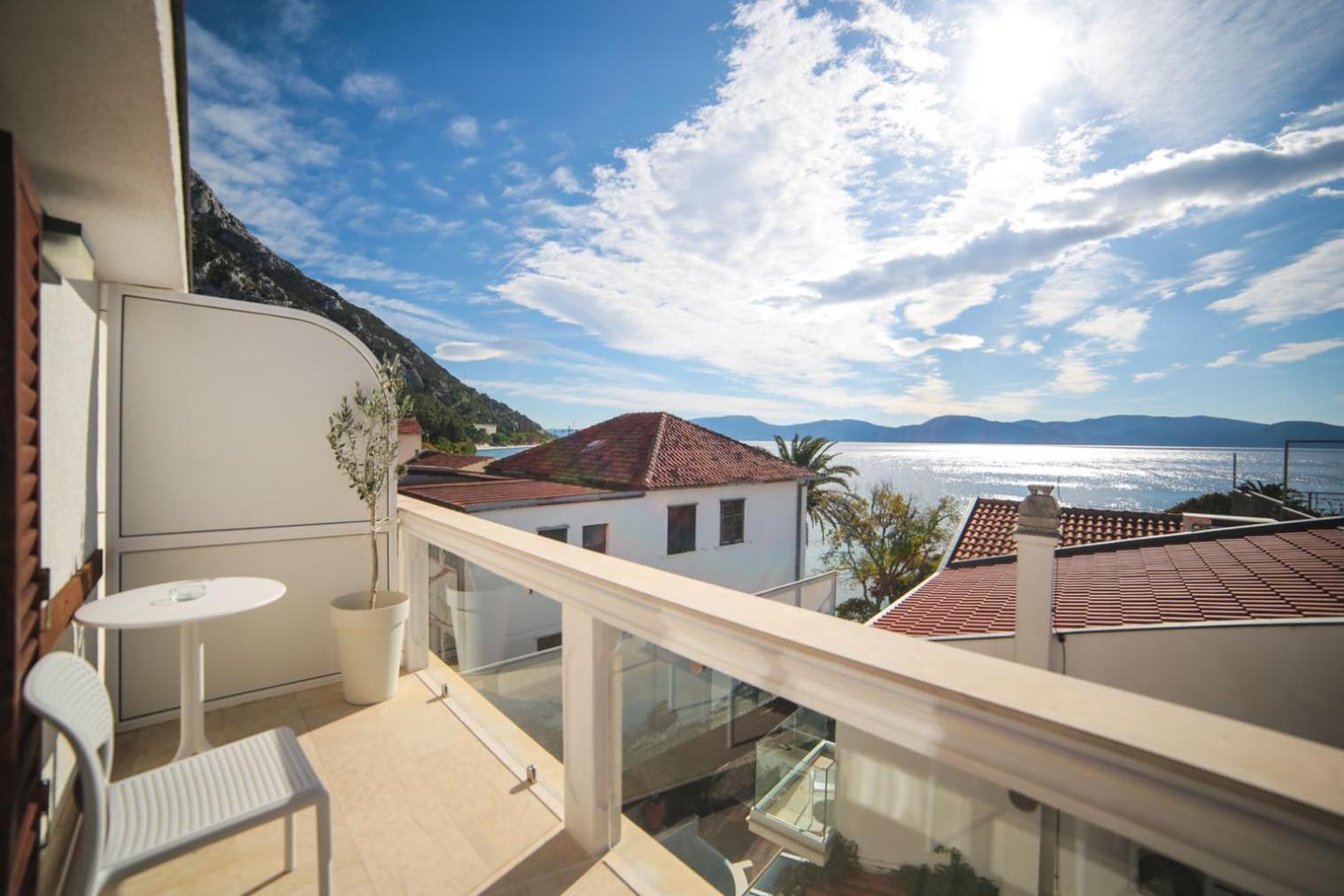 Superior Suite with Balcony and Side Sea View photo 3