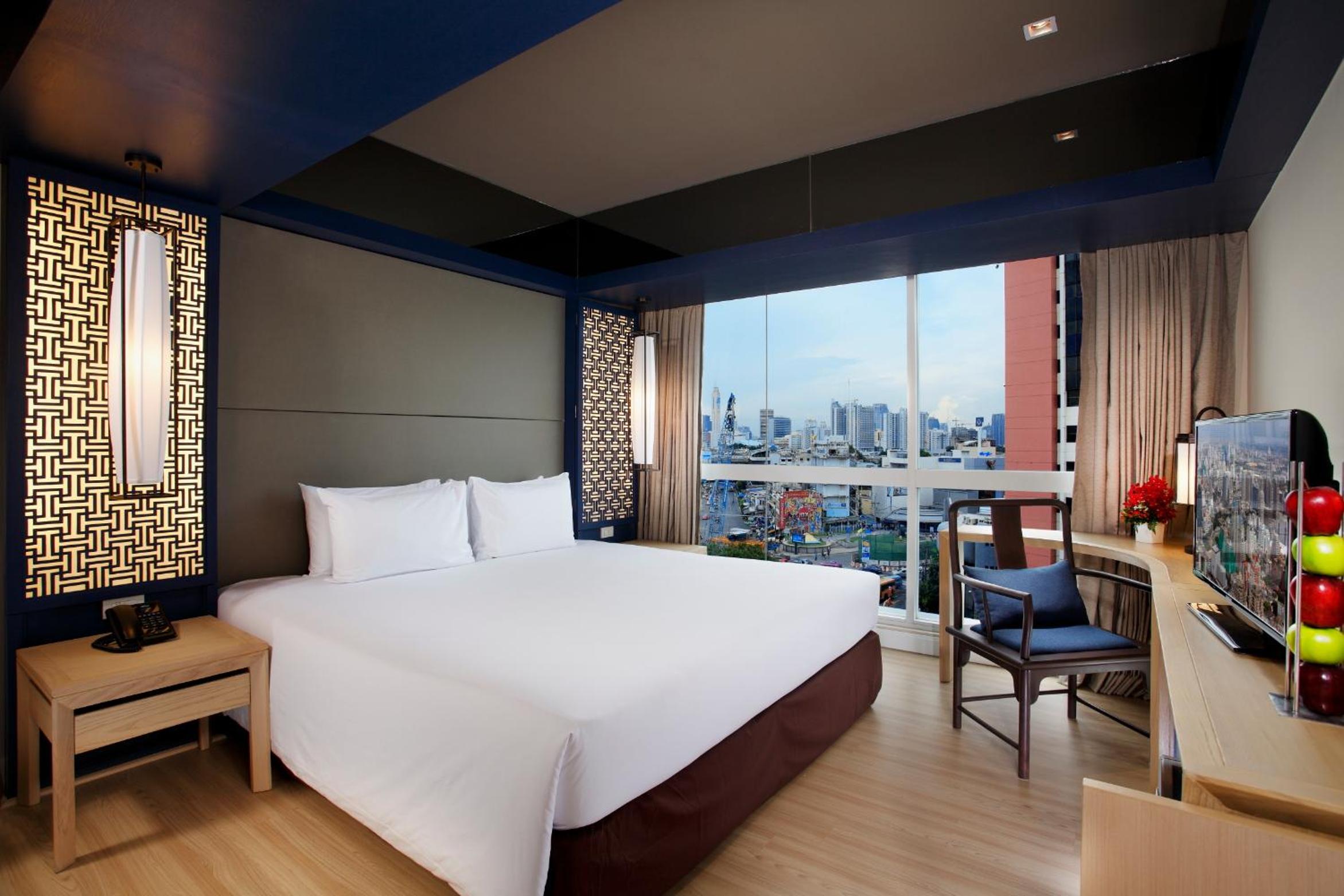 Deluxe King Room with City View photo 3
