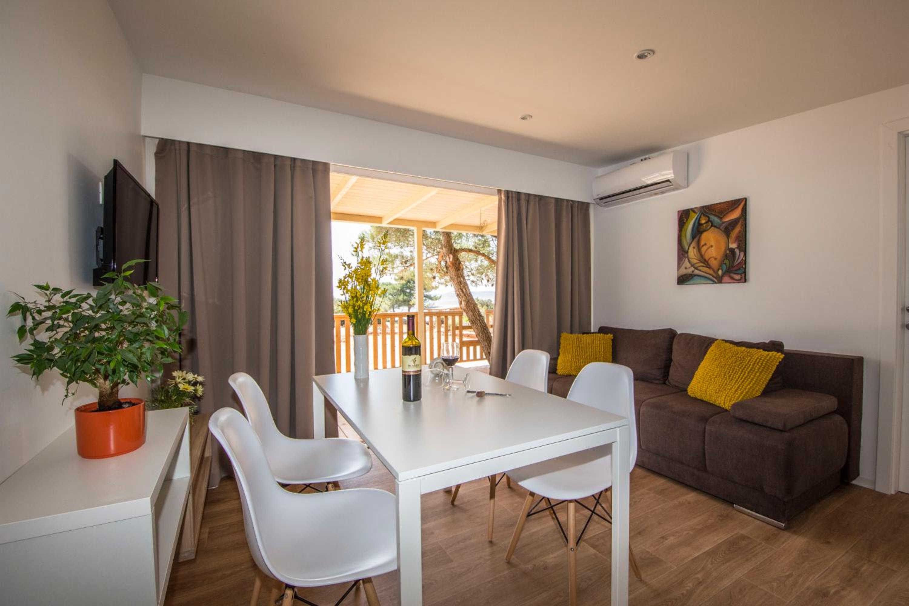 Premium Three-Bedroom Mobile Home with Terrace photo 3